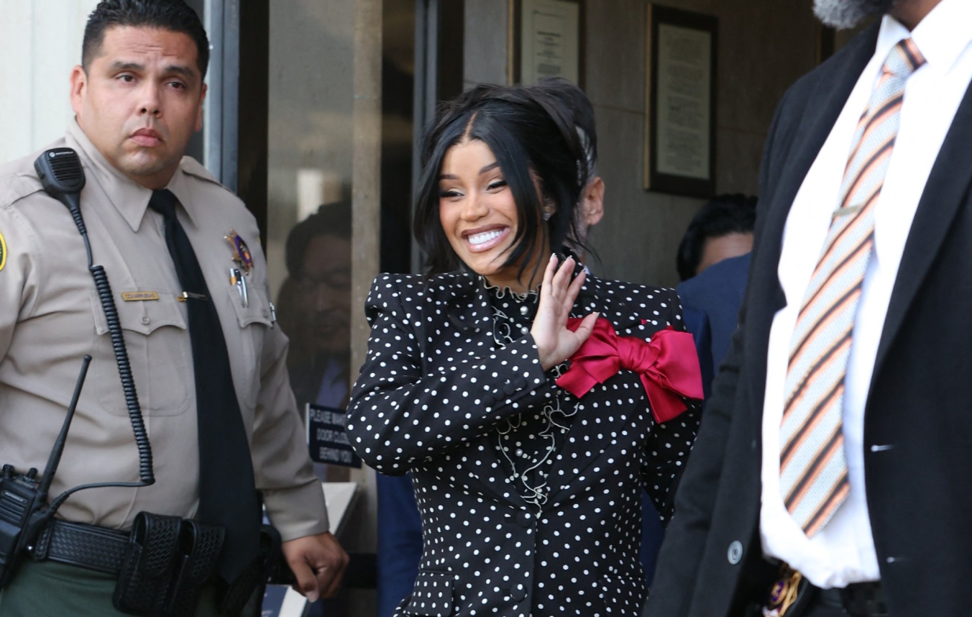 Le juge refuse un nouveau procès à l'accusateur de Cardi B après que le rappeur ait jeté un stylo à l'extérieur du tribunal