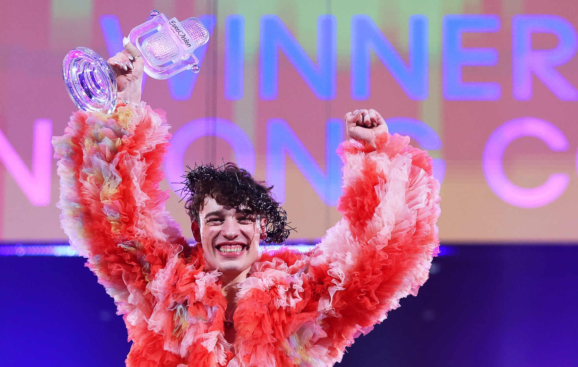 Nemo, vainqueur de l'Eurovision, rend son trophée en signe de protestation contre « la participation continue d'Israël »