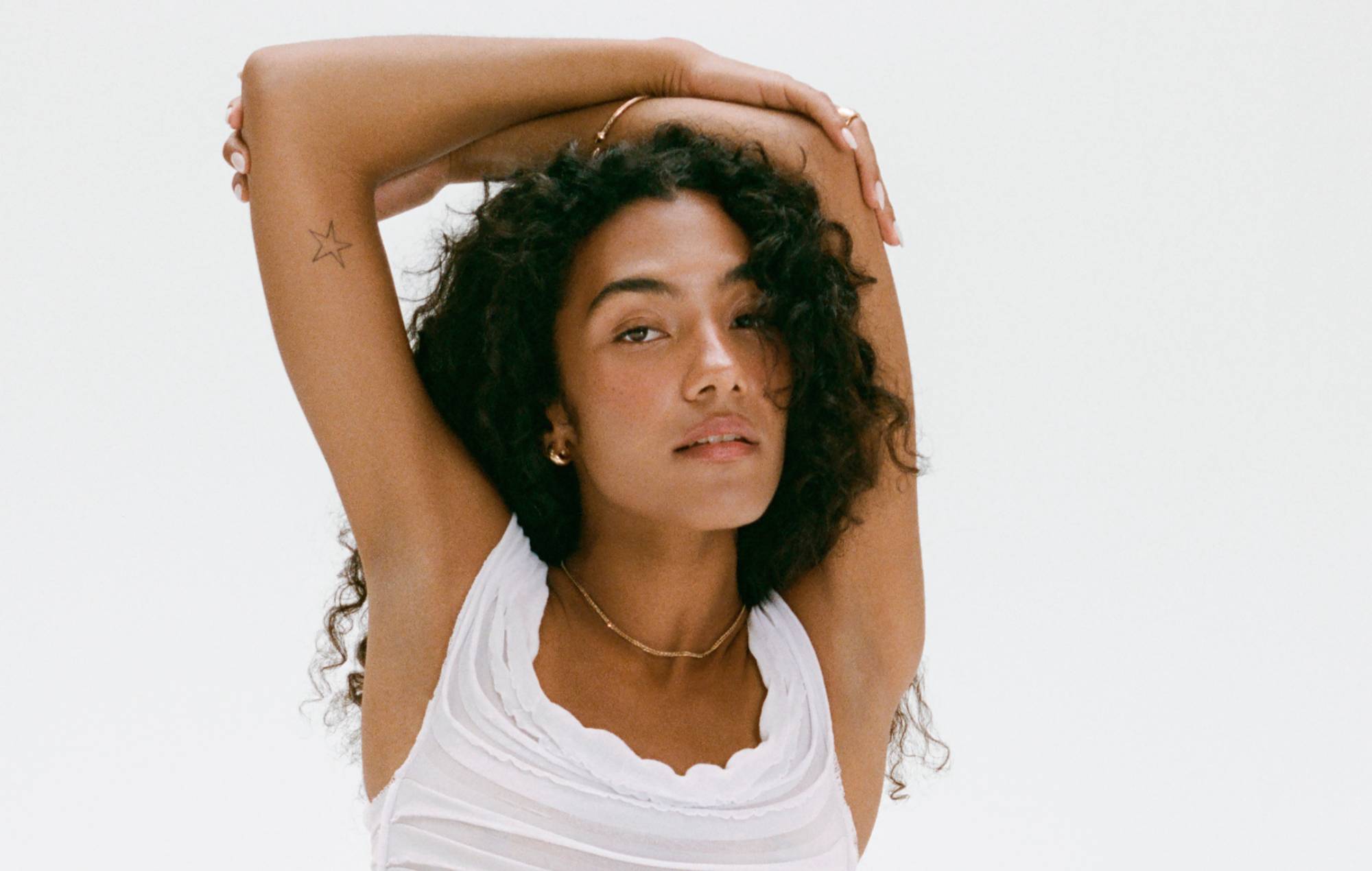 Olivia Dean raconte comment une mère célibataire en difficulté l'a inspirée à s'en prendre aux pratiques de revente « viles » de Ticketmaster et AEG