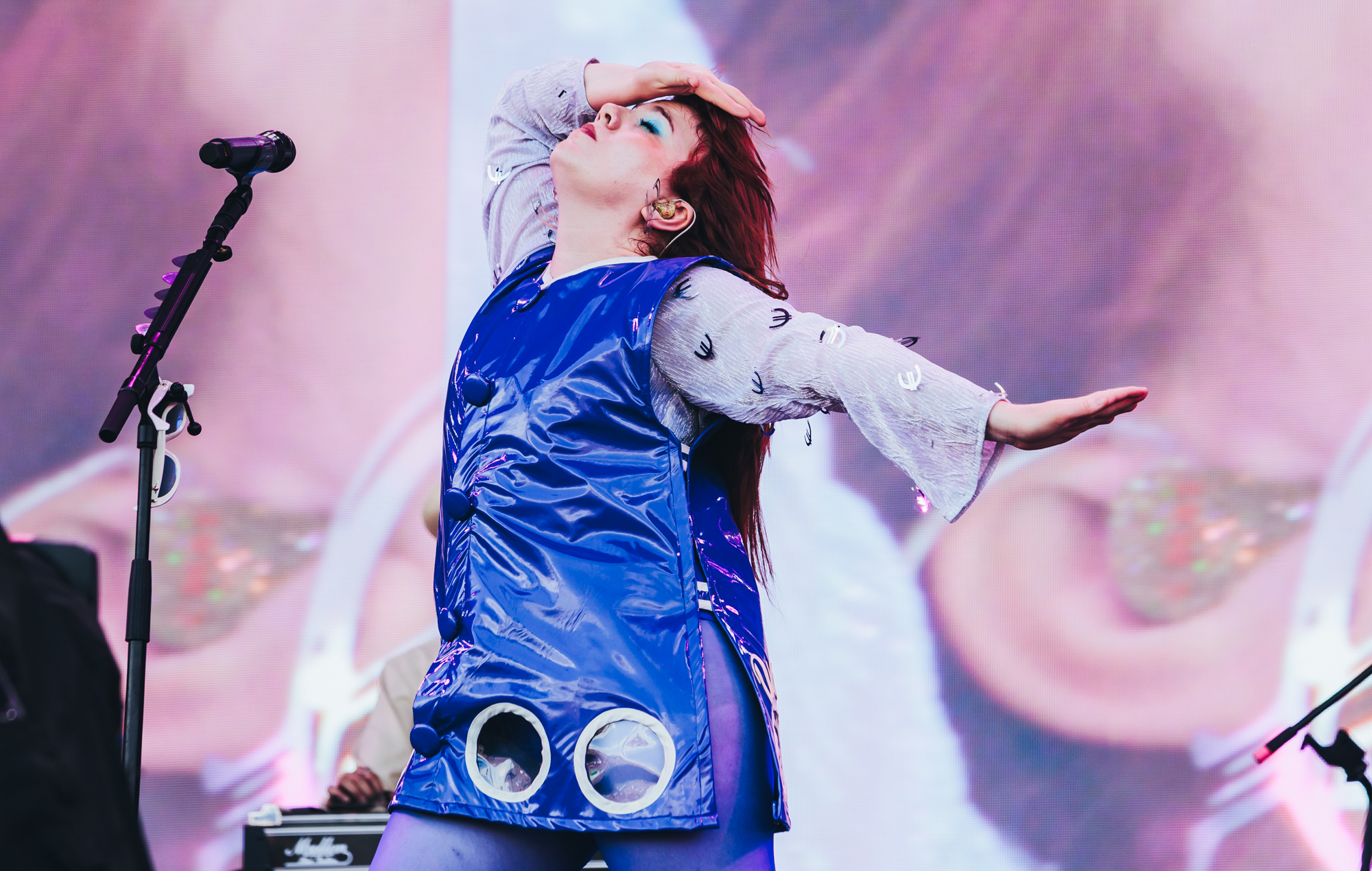 Regardez CMAT retourner au pub local de sa ville natale pour une performance intime surprise