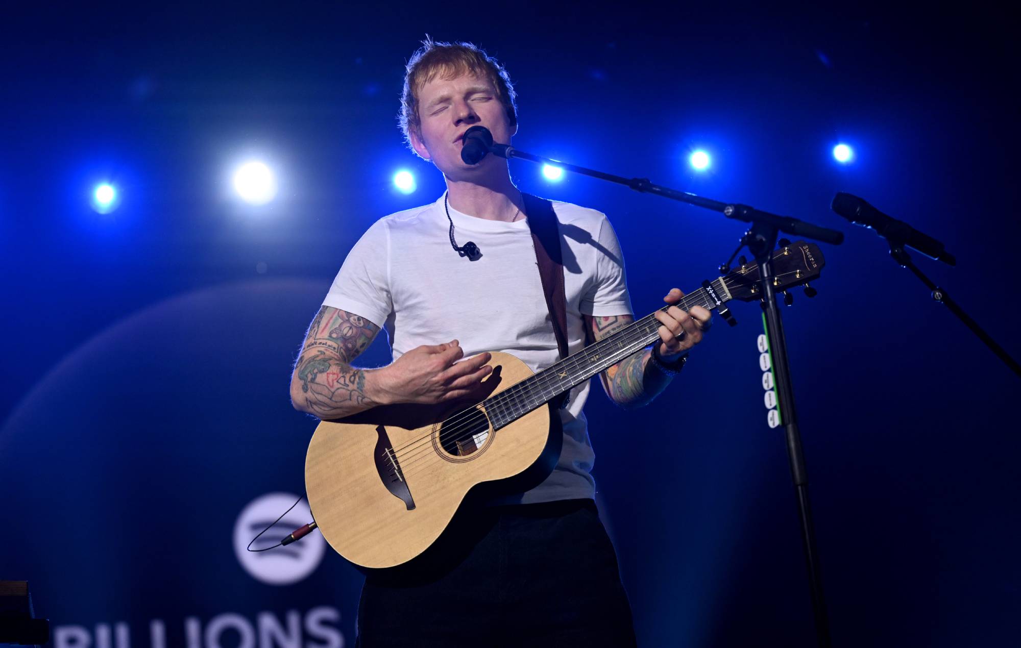 Regardez Ed Sheeran reprendre « Fairytale Of New York » des Pogues à Dublin avec Beoga, Biird et Nizlopi