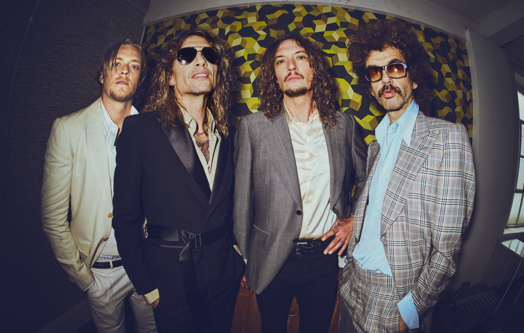 The Darkness « réinvente » le classique de Noël « Mistletoe And Wine » avec « quelques touches de shoegaze et de drone »