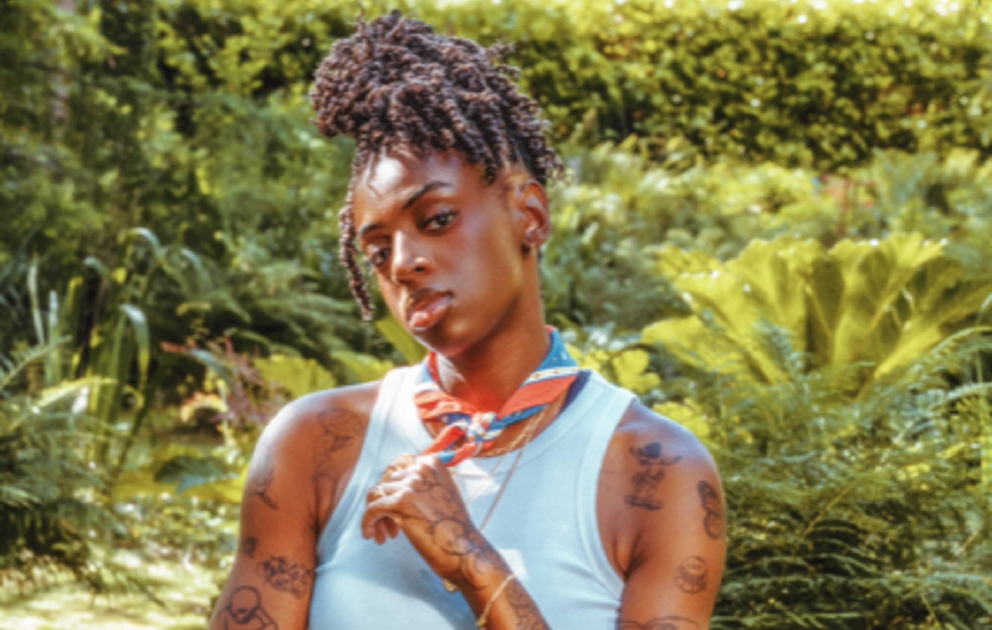 Cat Burns partage "un soulagement et un bonheur immenses" suite à une opération de réduction mammaire après des luttes corporelles depuis l'âge de 12 ans