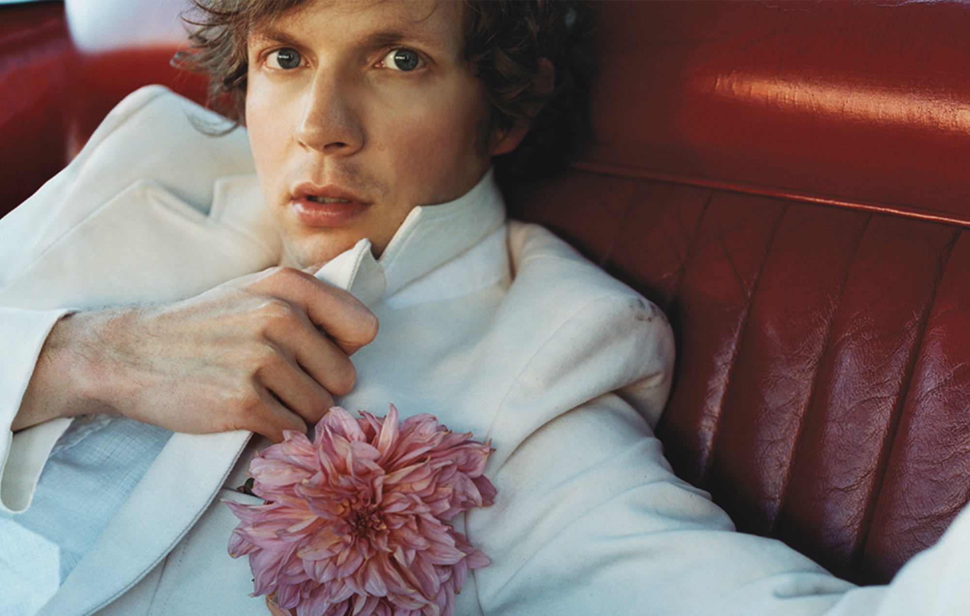 Beck annonce "Everybody's Gotta Learn Sometime" - "une collection soigneusement organisée de raretés, de coupes profondes et de reprises"