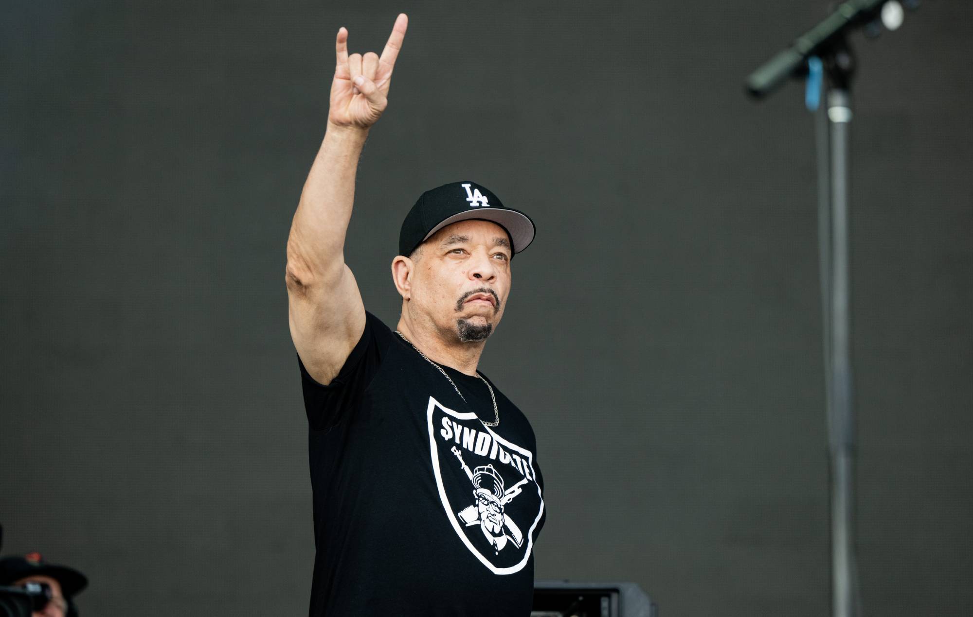 Ice-T "juste en train de protester" alors qu'il change les paroles de "Cop Killer" en "ICE Killer" avec l'Amérique "se dirigeant vers un terrain vraiment moche"