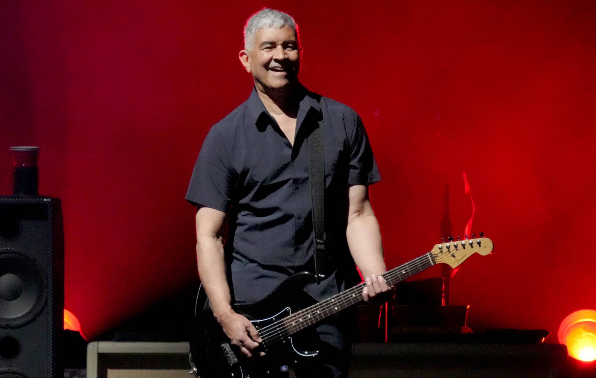 Pat Smear ne participera pas aux prochains concerts des Foo Fighters en raison d'un "bizarre accident de jardinage"