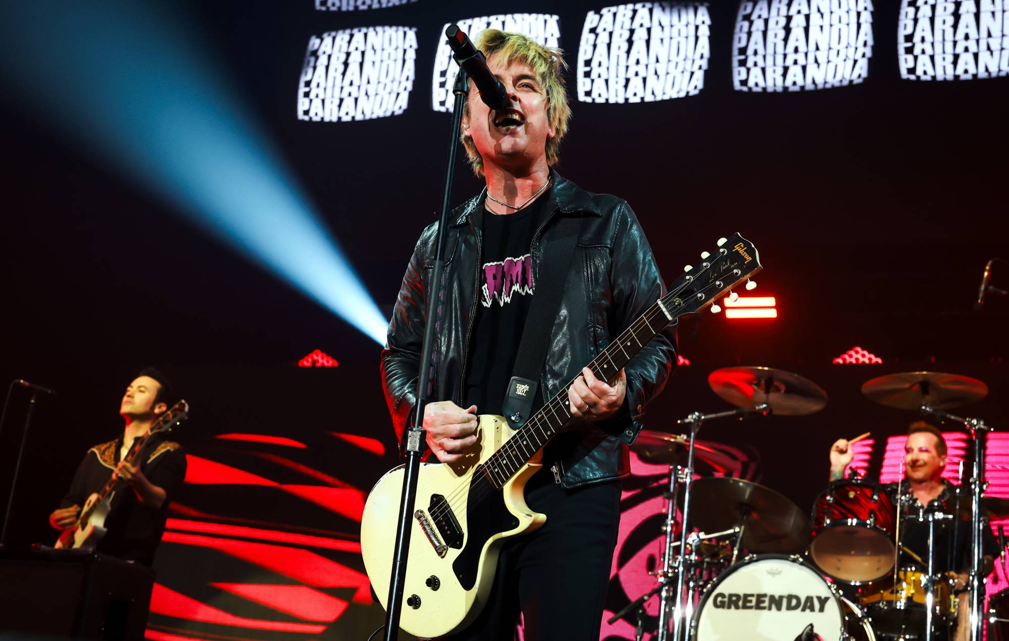 Regardez Billie Joe Armstrong de Green Day livrer un compte à rebours pour une blague à son retour au festival iHeartRadio après la tristement célèbre crise de 2012