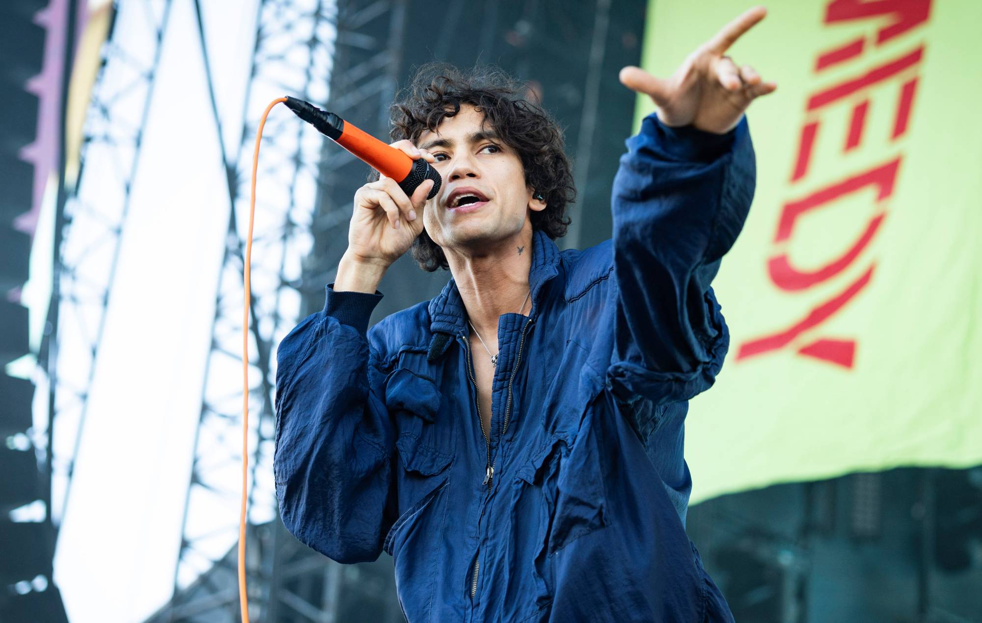 Regardez Dominic Fike reprendre "South Park Theme" de Primus