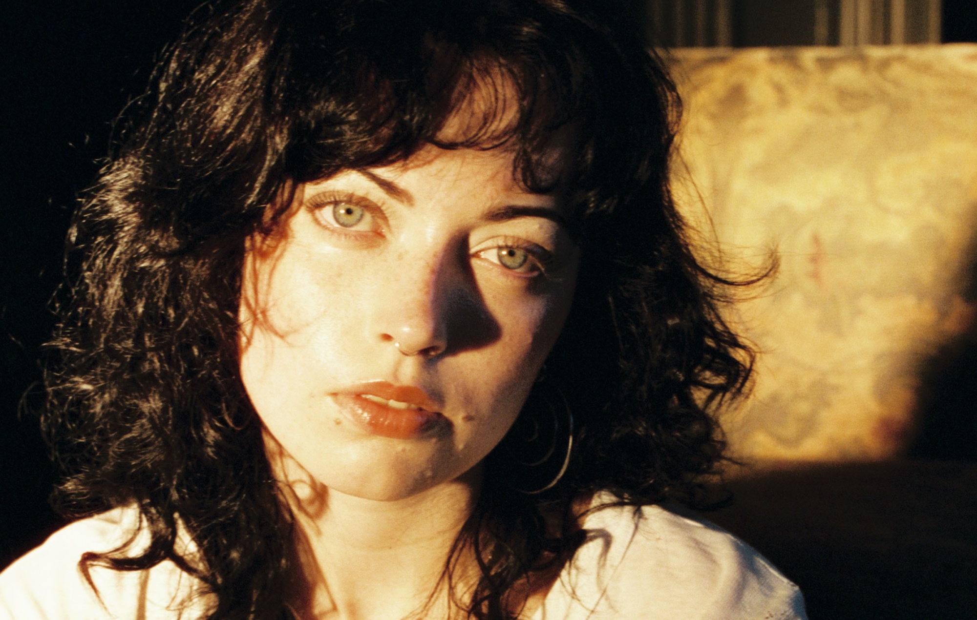 Violet Grohl signe un contrat d'enregistrement majeur avec Republic/Island EMI et partage deux nouvelles chansons « Thum » et « Applefish »