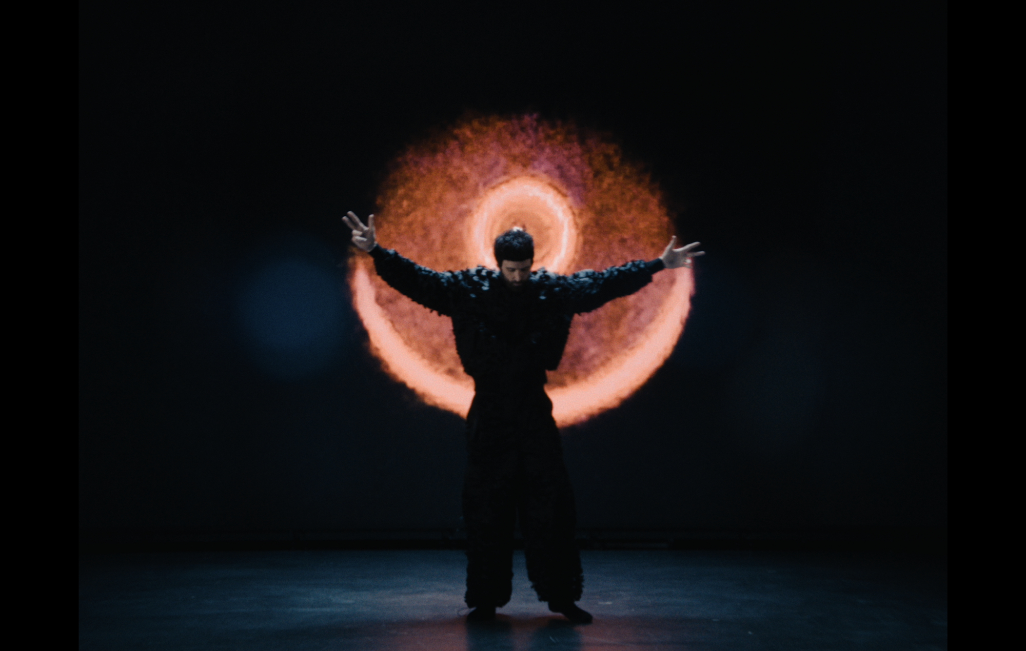 Kasabian à propos de sa collaboration avec Calvin Harris pour "Release The Pressure" : "Banger incoming. Hotel vibes"