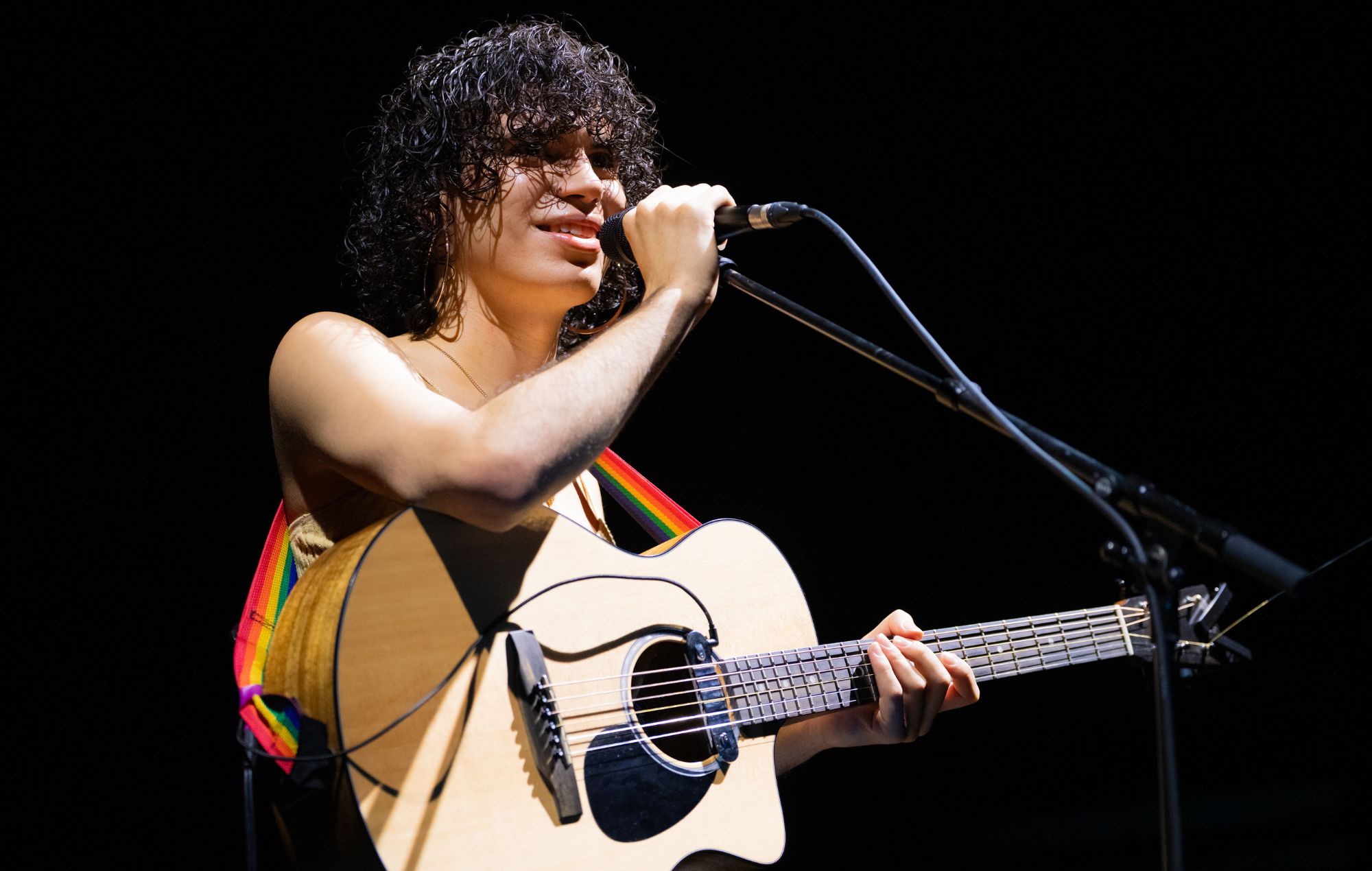 Jacob Alon, lauréat du BRITs Critics Choice, annonce un spectacle spécial "in the round" à Londres et des dates de tournée supplémentaires au Royaume-Uni et en Irlande