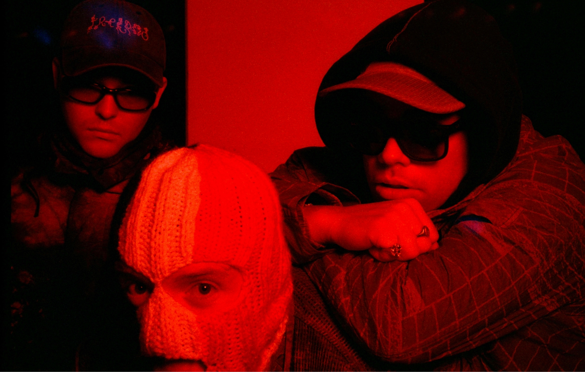 Kneecap capture les « temps révolutionnaires » sur le nouveau single électrique « Smugglers & Scholars »