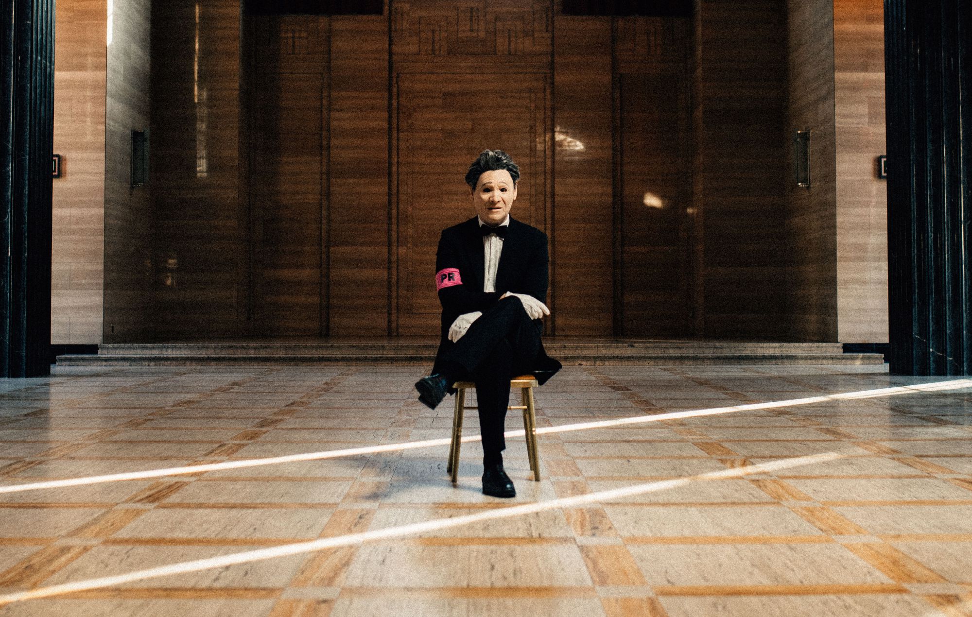 Le président signe avec Atlantic Records et partage son nouveau single émouvant "Angel Wings"