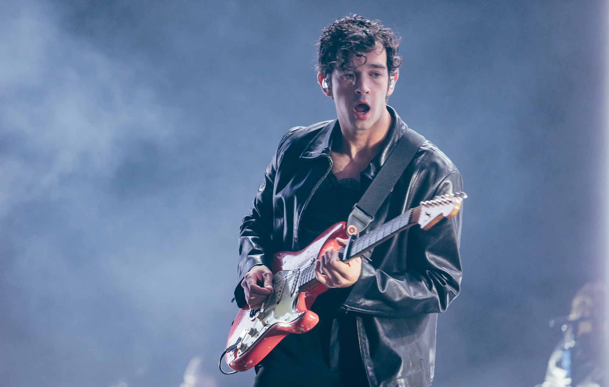 Matty Healy des années 1975 devient viral pour avoir offert une télévision au chauffeur d'Uber et sauvé un automobiliste dont la batterie était à plat