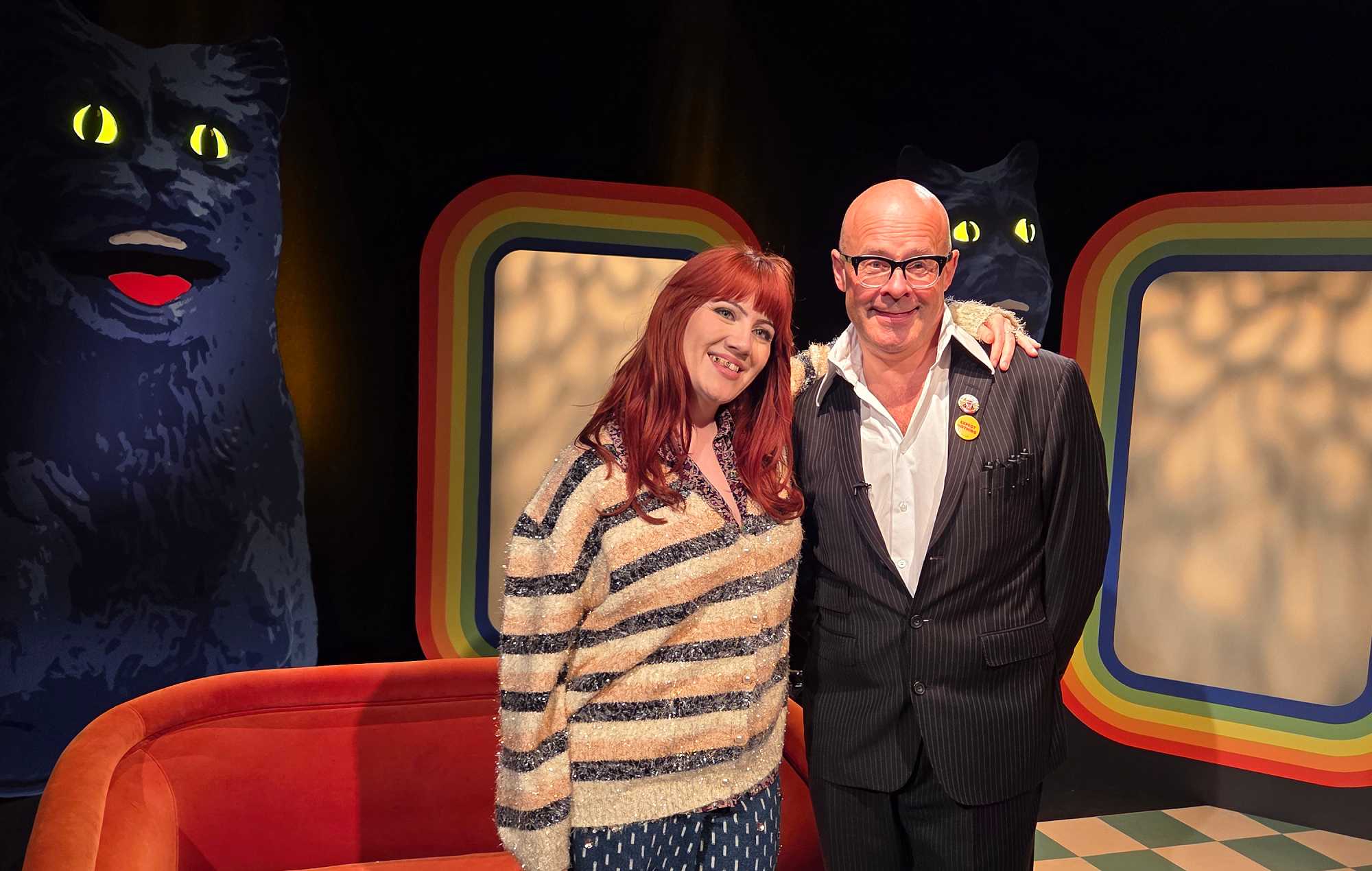 Regardez CMAT danser déguisé en hamster et plaisantez sur la perte du Mercury Prize face à Sam Fender dans « The Harry Hill Show »