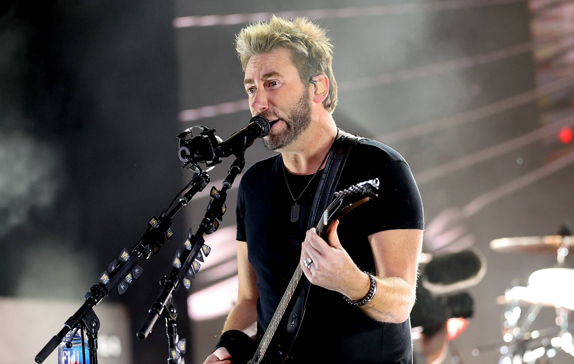 Regardez la vidéo virale de Chad Kroeger chantant « Rockstar » de Nickelback devant un fan exigeant dans un casino
