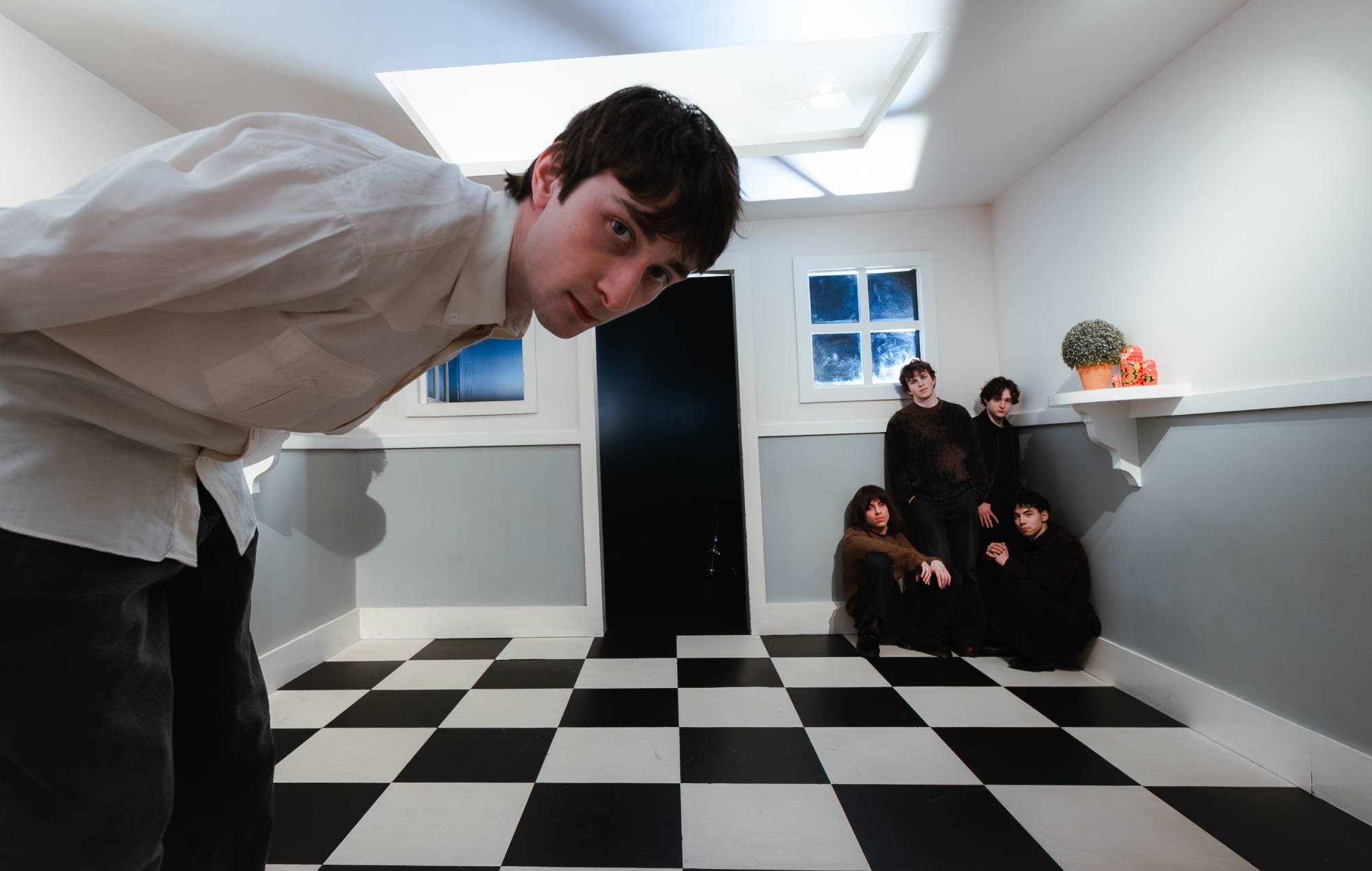 The Guest List affronte "un monde où les trolls, les robots de commentaires, les algorithmes et les lanceurs d'alerte dictent la compréhension du public" sur le nouveau single "Something Real"