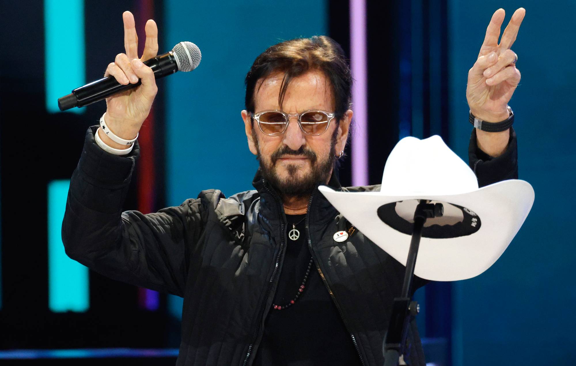 Ringo Starr annonce un nouvel album 'Long Long Road' avec Billy Strings, Sheryl Crow et St. Vincent