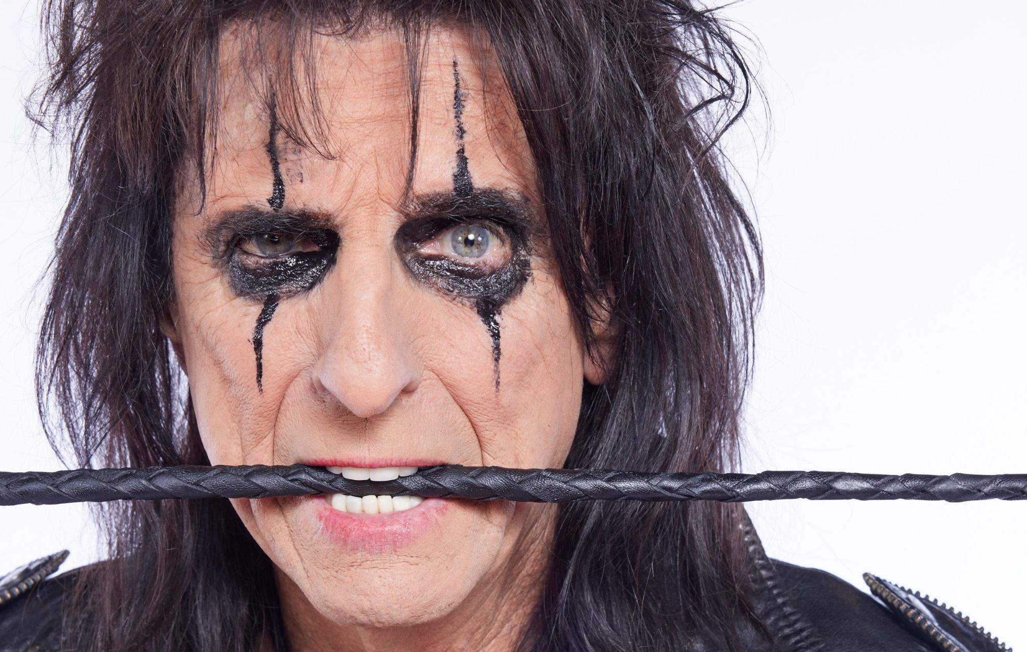 Alice Cooper annonce son "autobiographie définitive" "Devil On My Shoulder" avec une tournée de livres de questions-réponses au Royaume-Uni