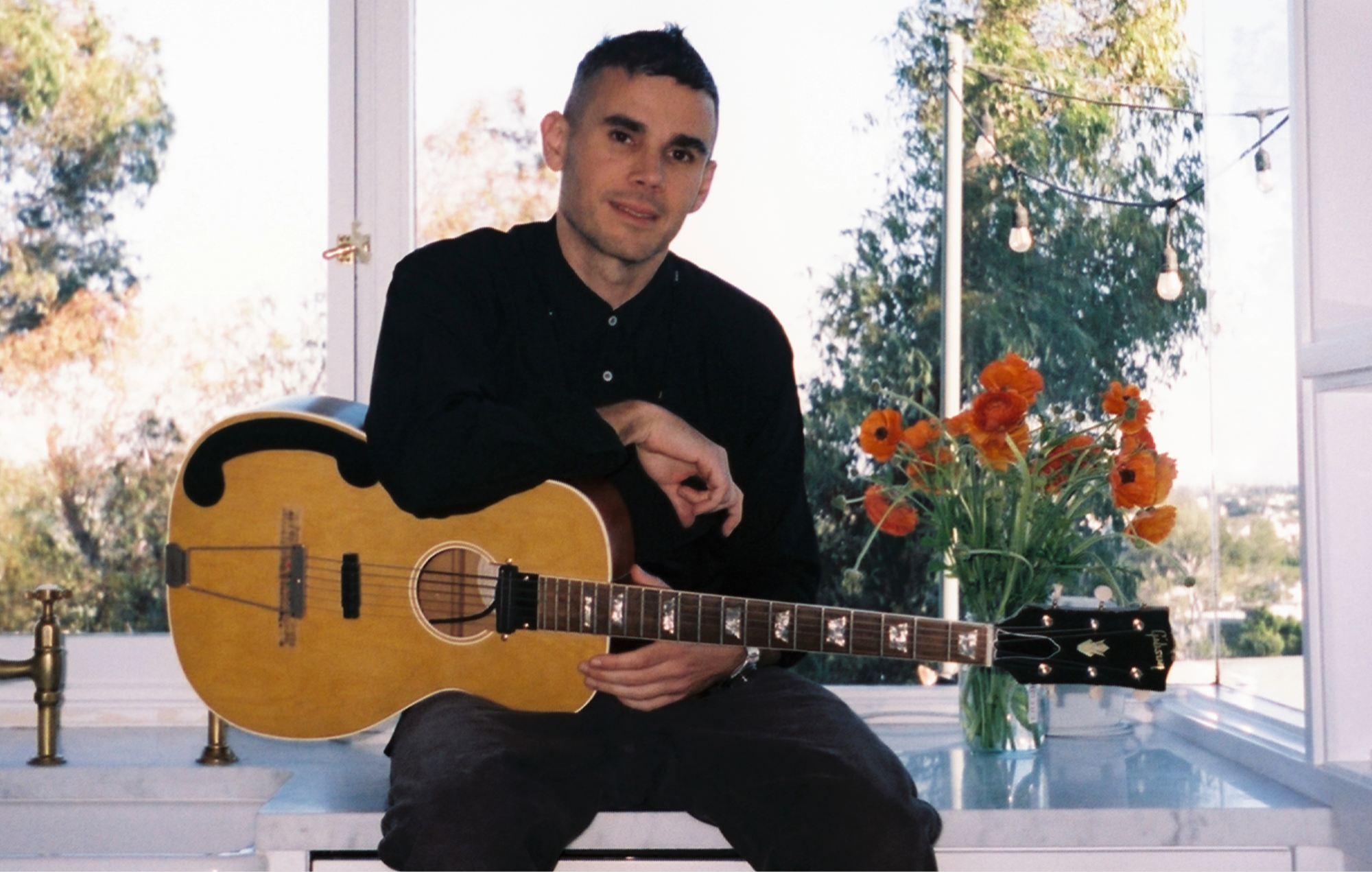 Rostam fait équipe avec Clairo et Tobias Jesso Jr pour refléter son identité irano-américaine sur le nouvel album « American Stories »