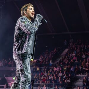 Adam Lambert nous parle des nouvelles musiques à venir et des raisons pour lesquelles les artistes doivent « utiliser leurs plateformes pour le bien commun »