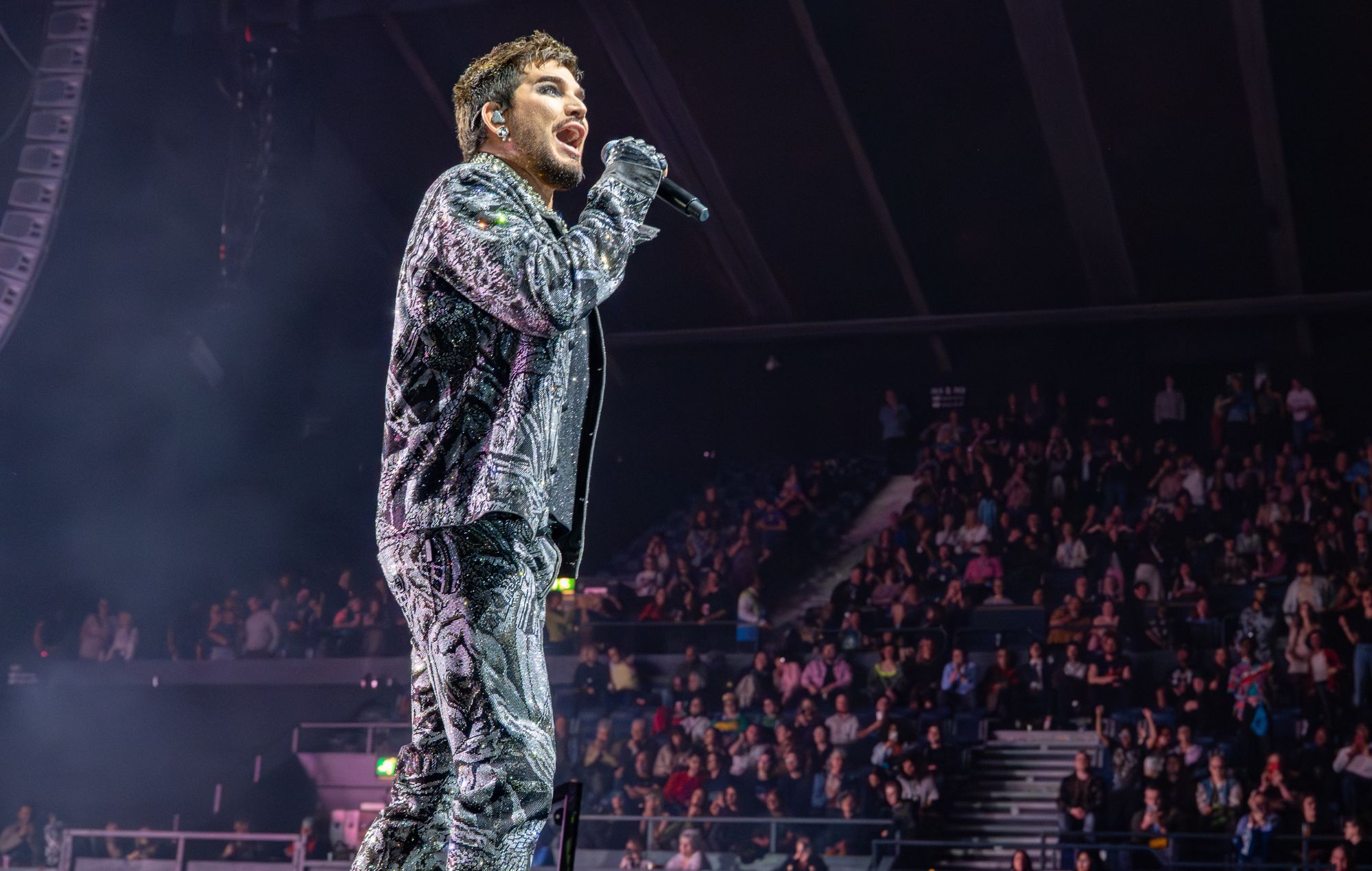 Adam Lambert nous parle des nouvelles musiques à venir et des raisons pour lesquelles les artistes doivent « utiliser leurs plateformes pour le bien commun »