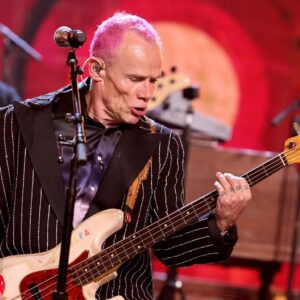 Flea des Red Hot Chili Peppers montre une blessure à la tête causée par un « bizarre accident d'uriner »