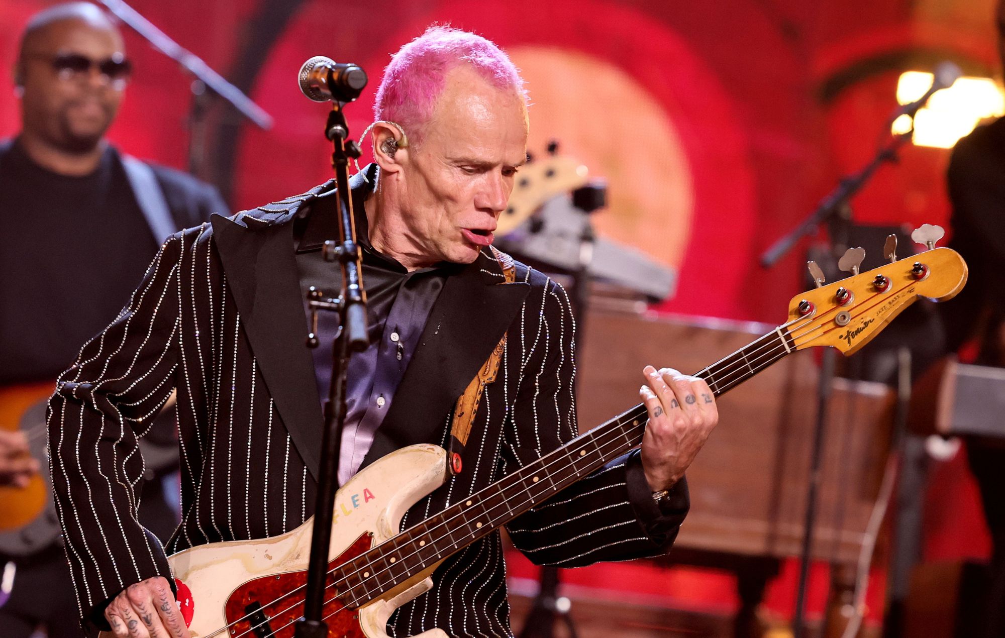 Flea des Red Hot Chili Peppers montre une blessure à la tête causée par un « bizarre accident d'uriner »