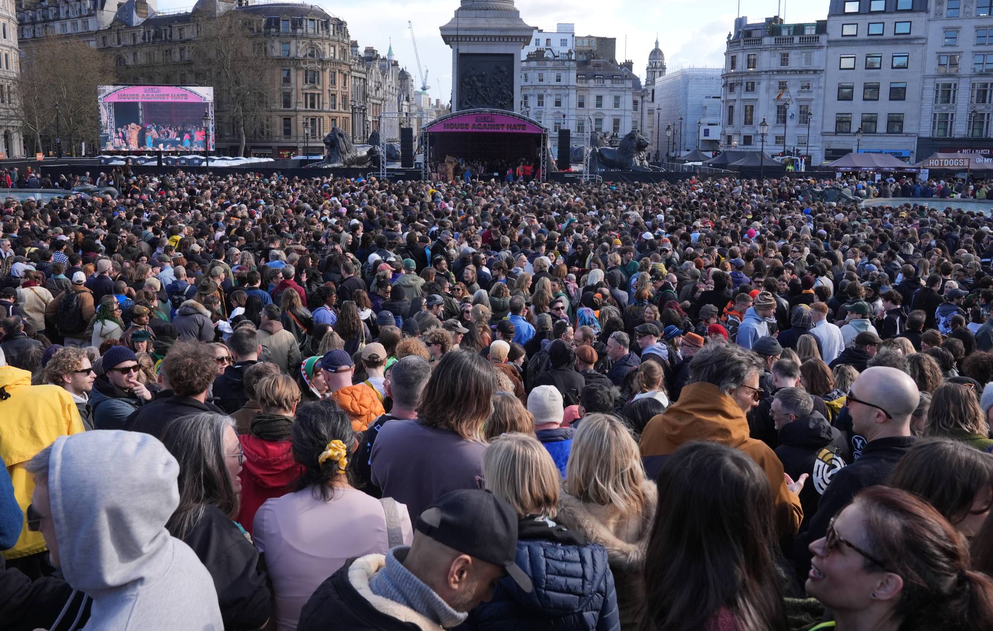 Jessie Ware, Katy B et Billy Bragg parmi les artistes lors d'une immense manifestation anti-extrême droite à Londres
