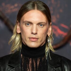 La star de « Stranger Things » Jamie Campbell Bower partage son nouveau single « Waiting For Your Love »