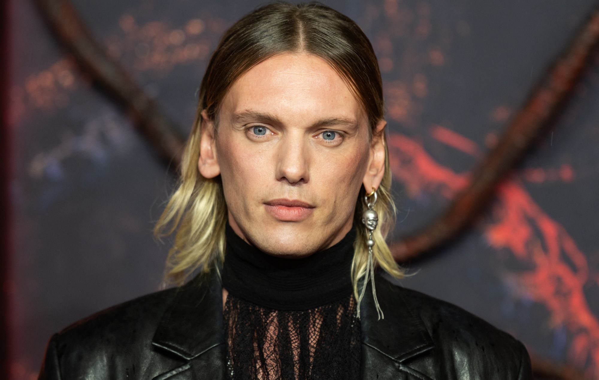 La star de « Stranger Things » Jamie Campbell Bower partage son nouveau single « Waiting For Your Love »