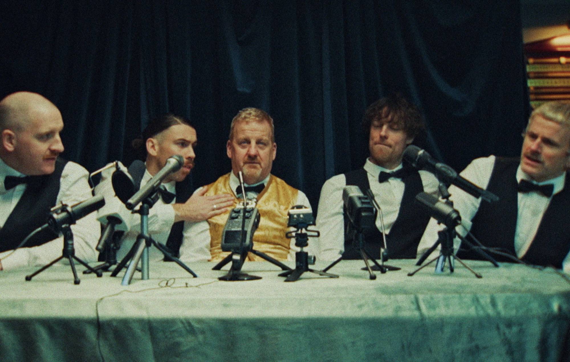 Les punks irlandais The Scratch partagent un nouveau single fougueux mais réfléchi, « Gladrags »