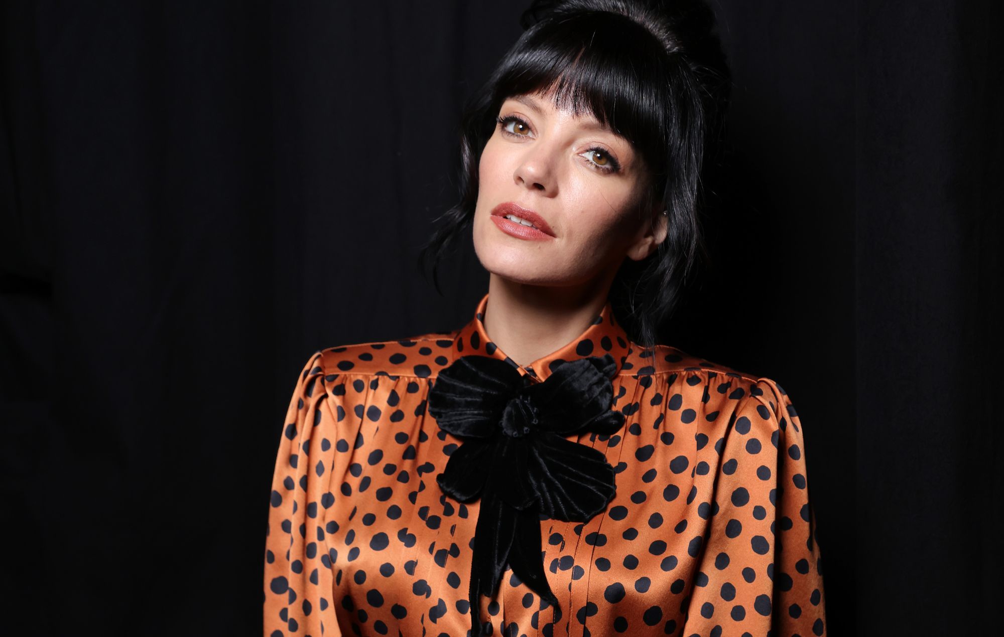 Lily Allen se produit en robe de réception montrant les prétendus cadeaux de David Harbour pour d'autres femmes