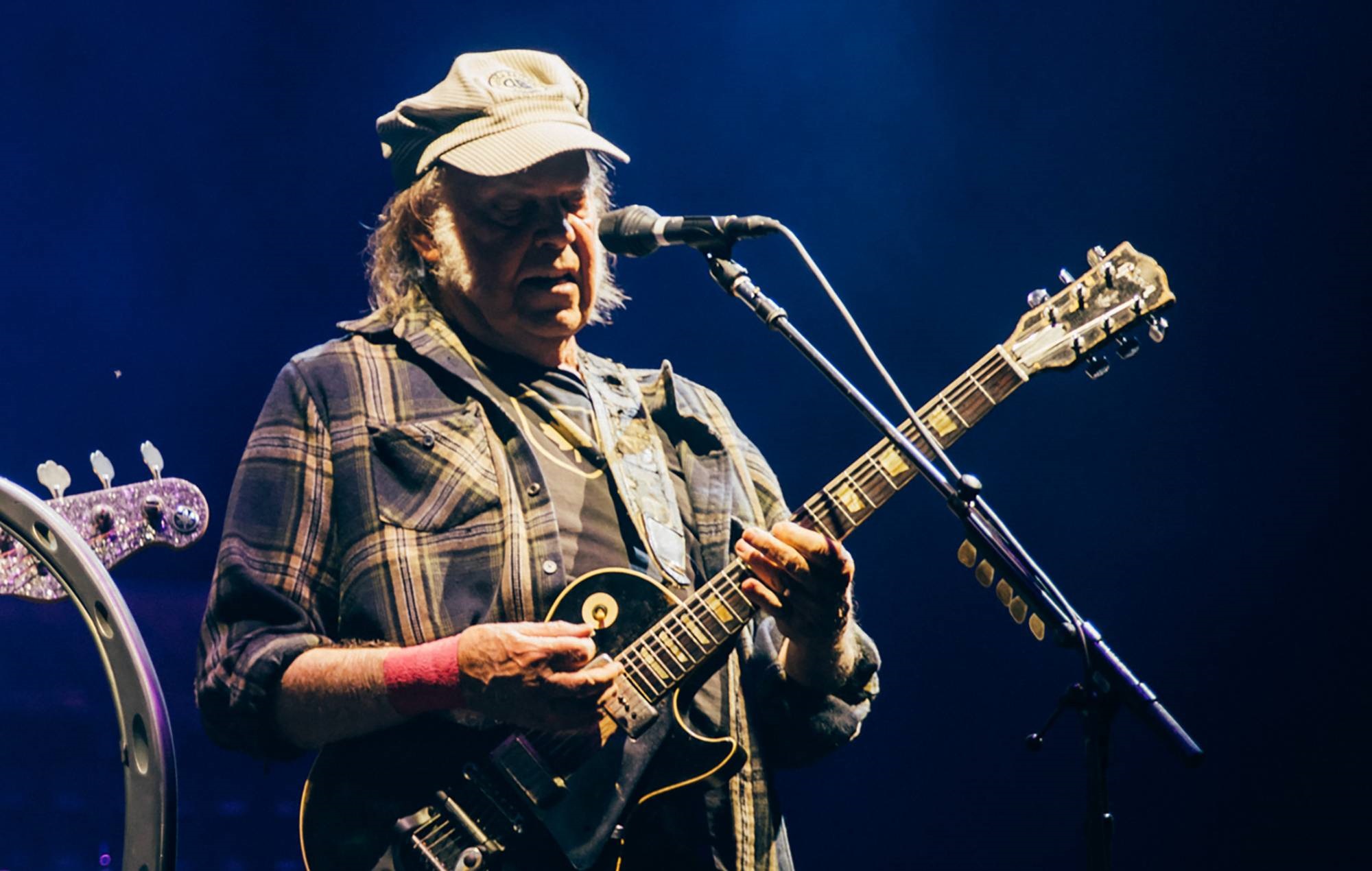 Neil Young est de retour en studio pour écrire des chansons sur "le pire président de l'histoire de notre pays".