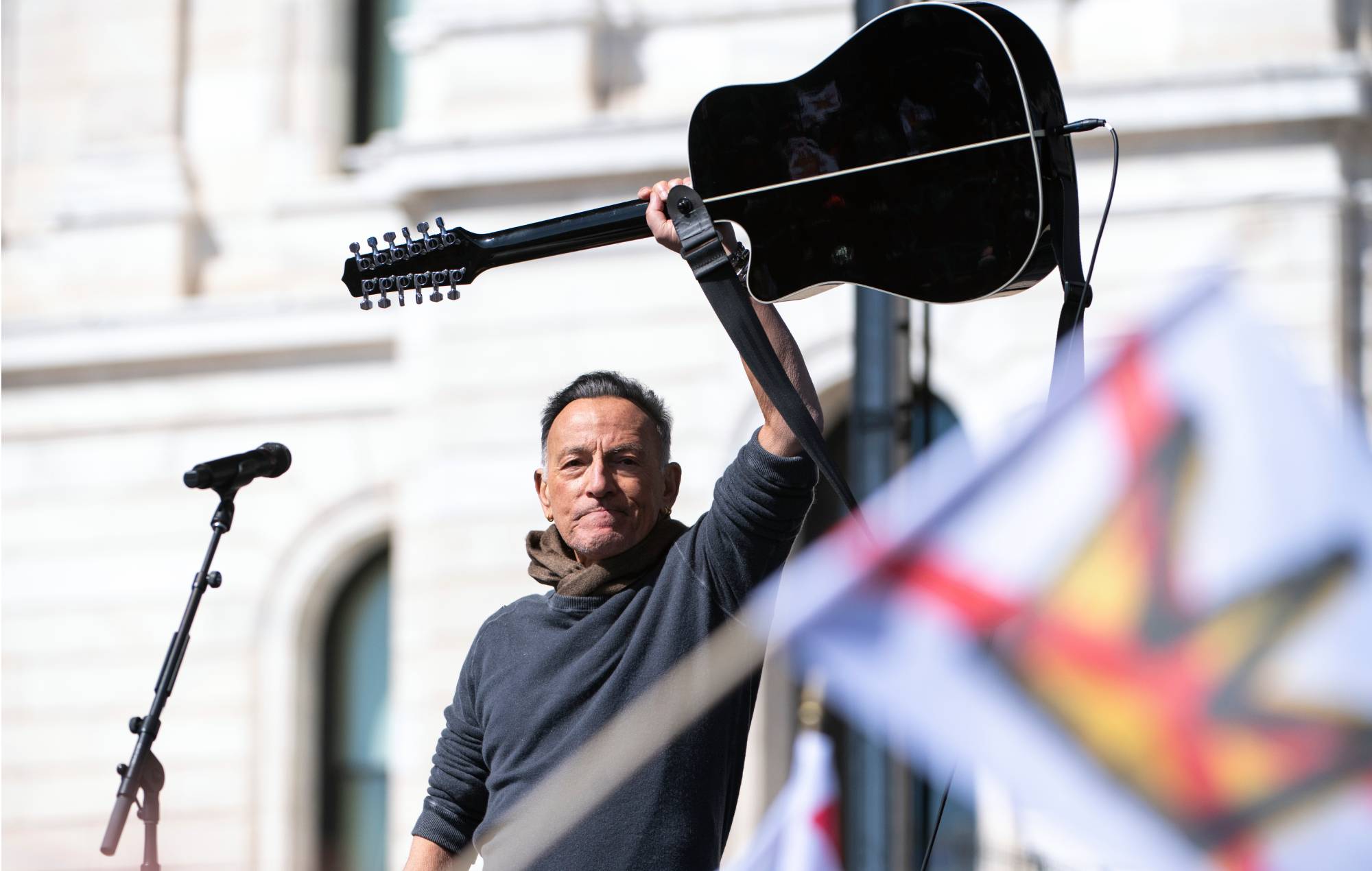 Regardez Bruce Springsteen jouer "Streets Of Minneapolis" lors d'une manifestation anti-Trump "No Kings" au Minnesota