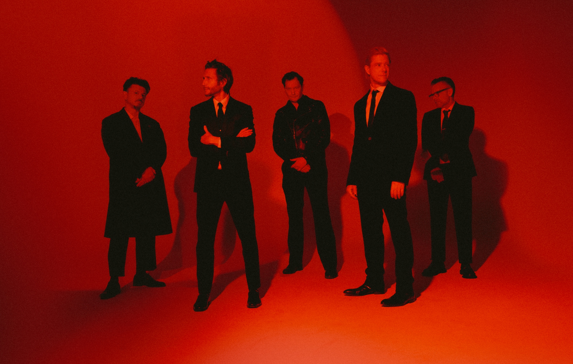 Regardez Interpol échanger leurs voix alors qu'ils lancent leur nouvelle chanson propulsive "See Out Loud"