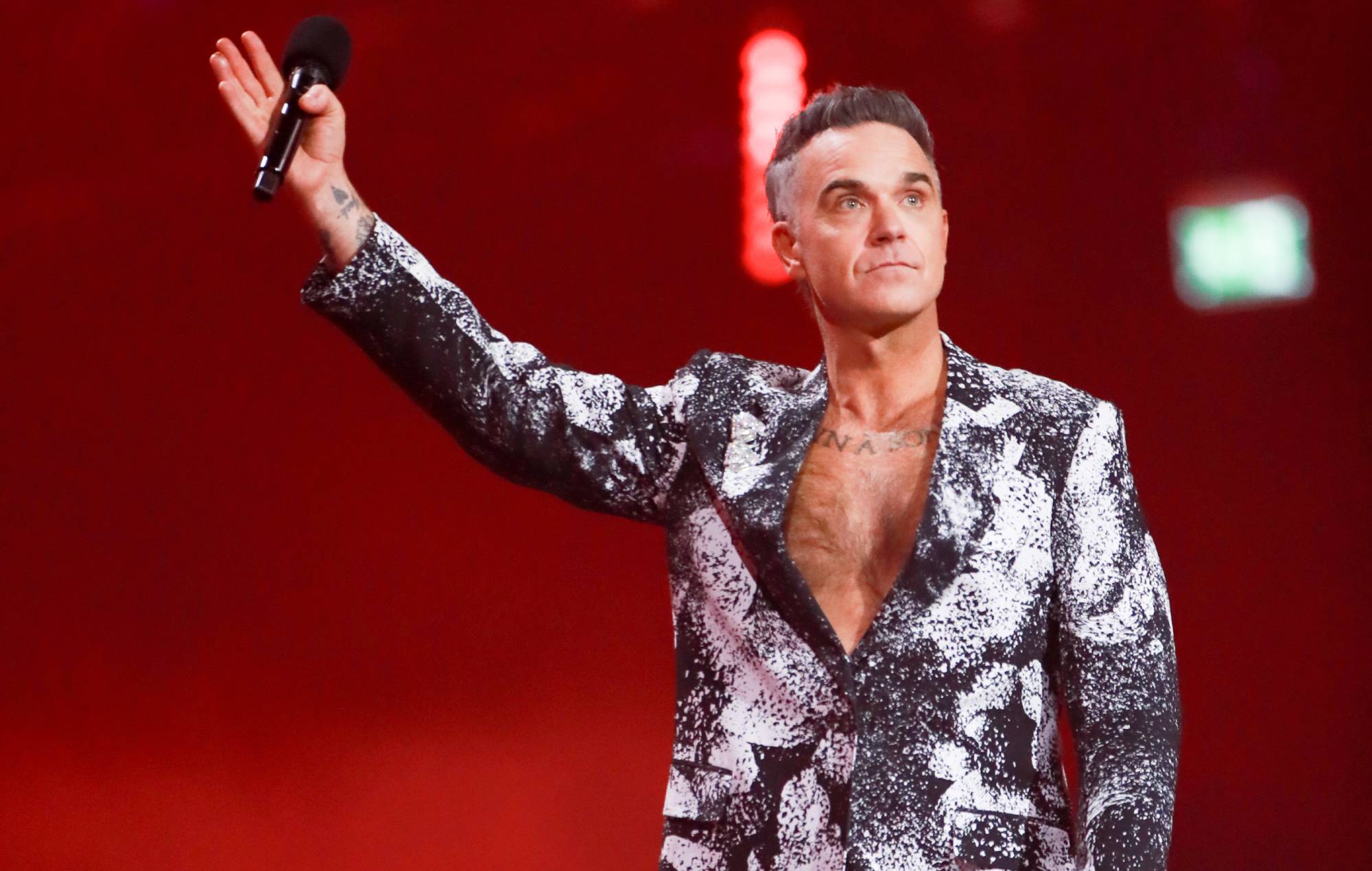 Regardez Robbie Williams rendre hommage à Ozzy Osbourne aux BRITs 2026 avec « No More Tears »