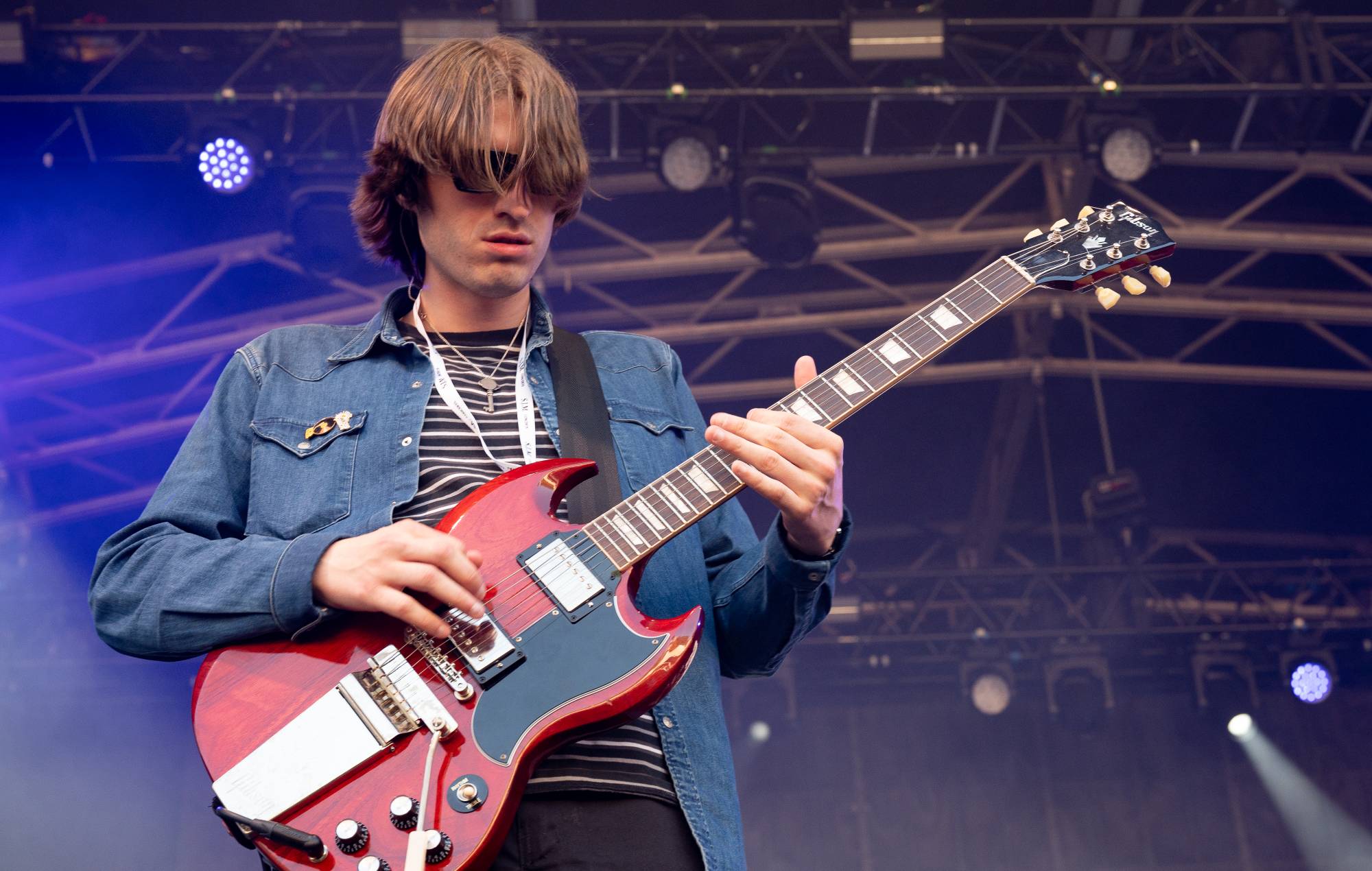 Callum Thompson des Mysterines lance un nouveau projet AKA avec le single "It Grows On Trees (Money)"