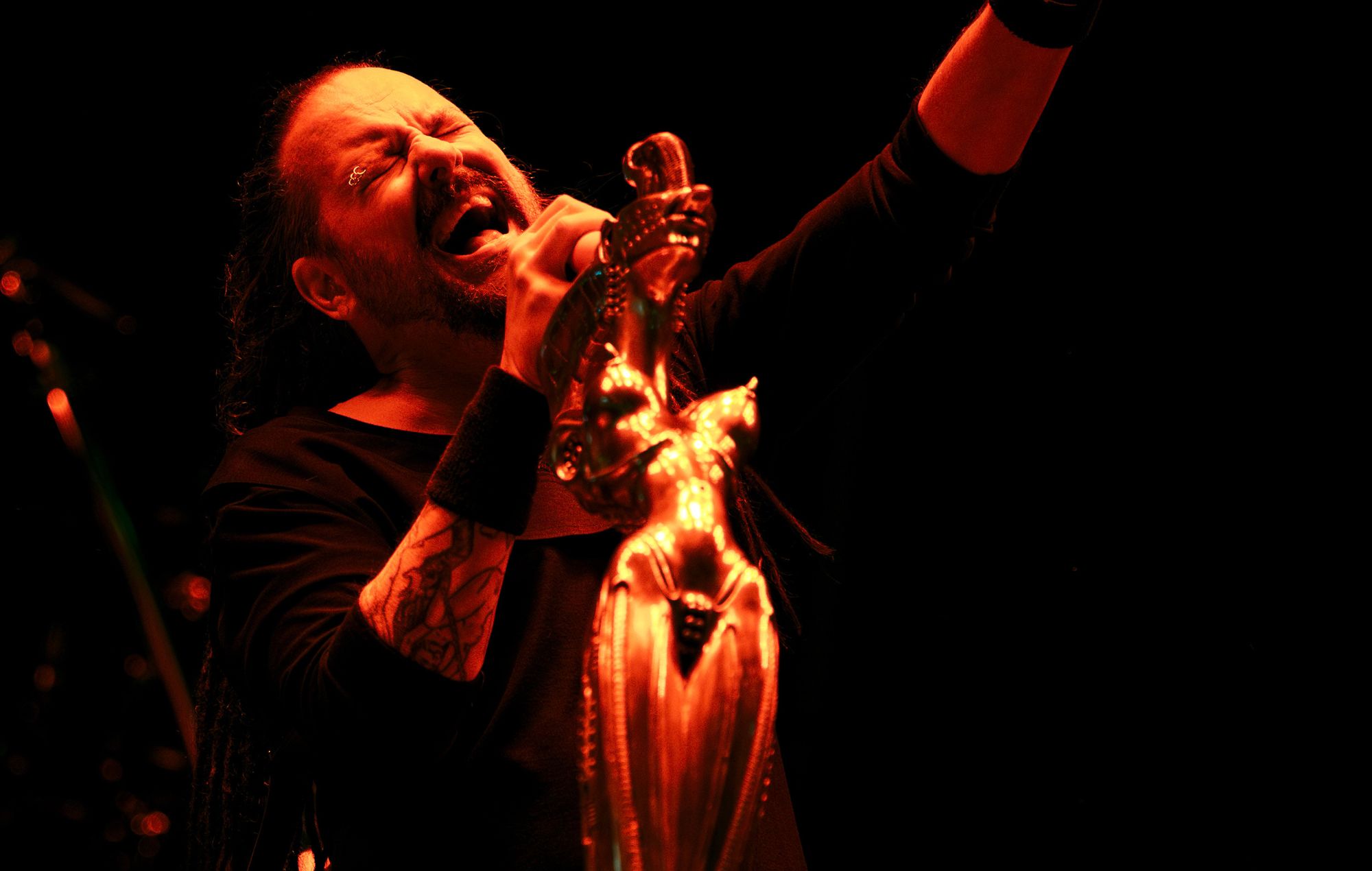 Regardez KoRn jouer la nouvelle chanson "Reward The Scars" en direct pour la première fois devant 50 000 personnes au Sick New World