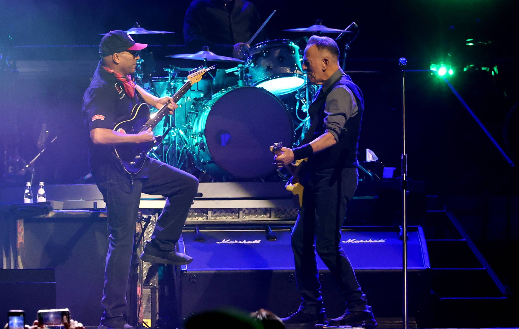 Bruce Springsteen publie la vidéo de la performance de Prince "Purple Rain" lors de l'ouverture de la tournée de Minneapolis avec Tom Morello