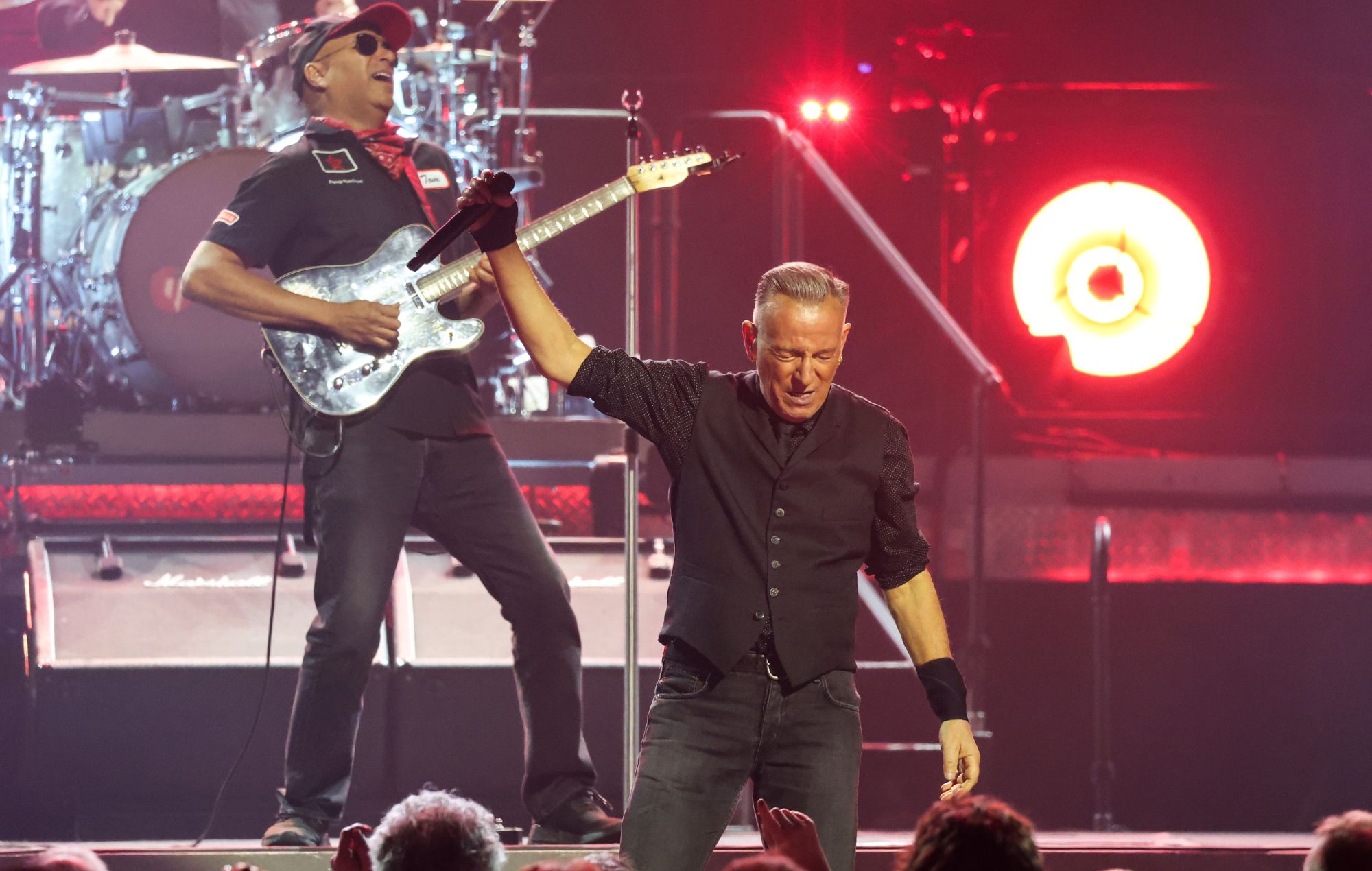 Bruce Springsteen s'en prend au "président qui ne supporte pas la vérité" et reprend Prince et Bob Dylan avec Tom Morello alors qu'il donne le coup d'envoi de sa tournée 2026