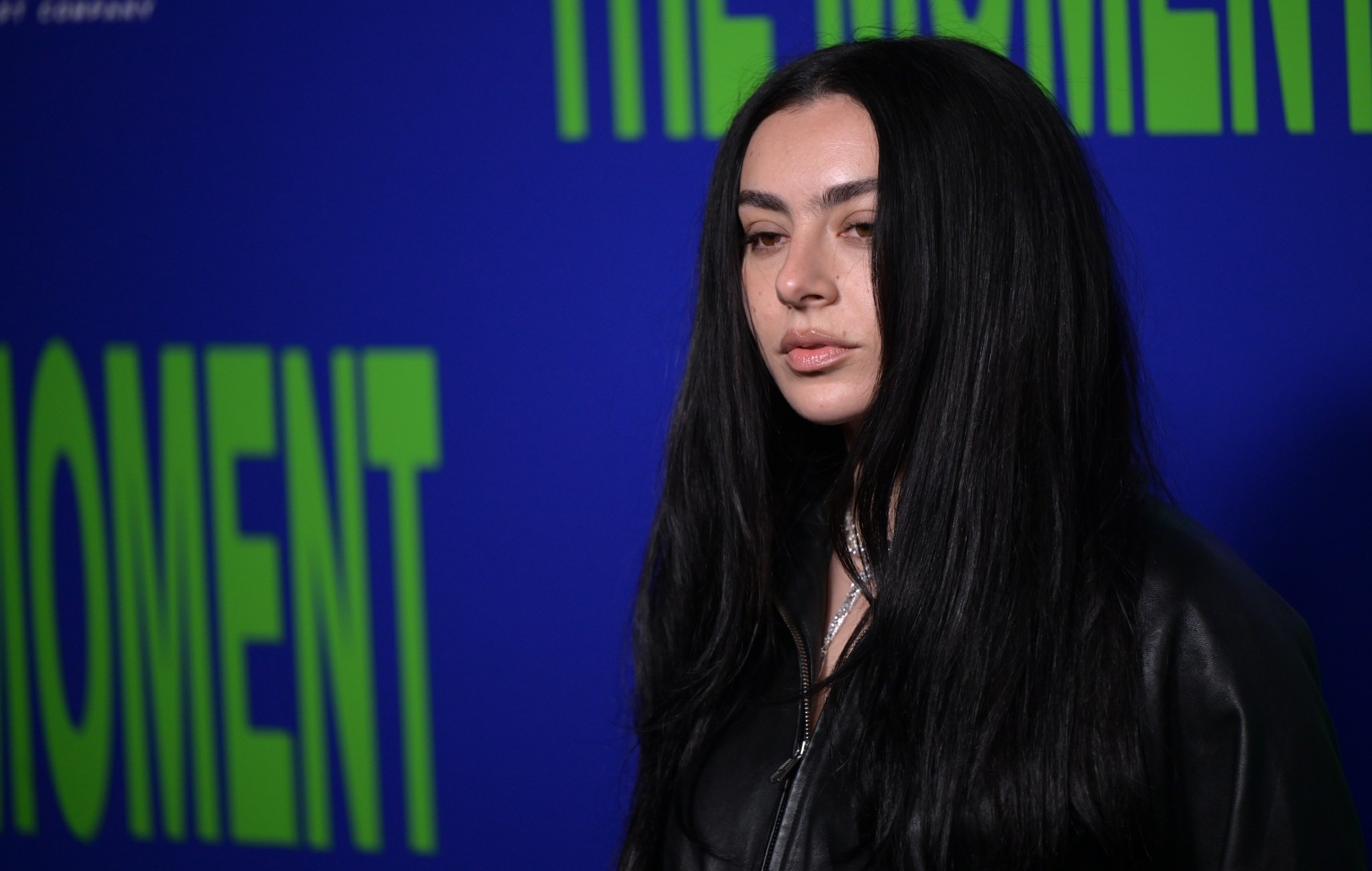 Charli XCX annonce l'événement "Conversations" alors qu'elle se prépare à sortir un nouvel album "rock"