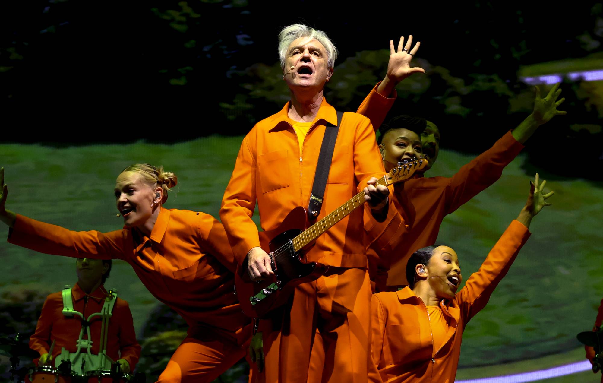 David Byrne présente de nombreux classiques des Talking Heads sur le plateau théâtral de Coachella 2026