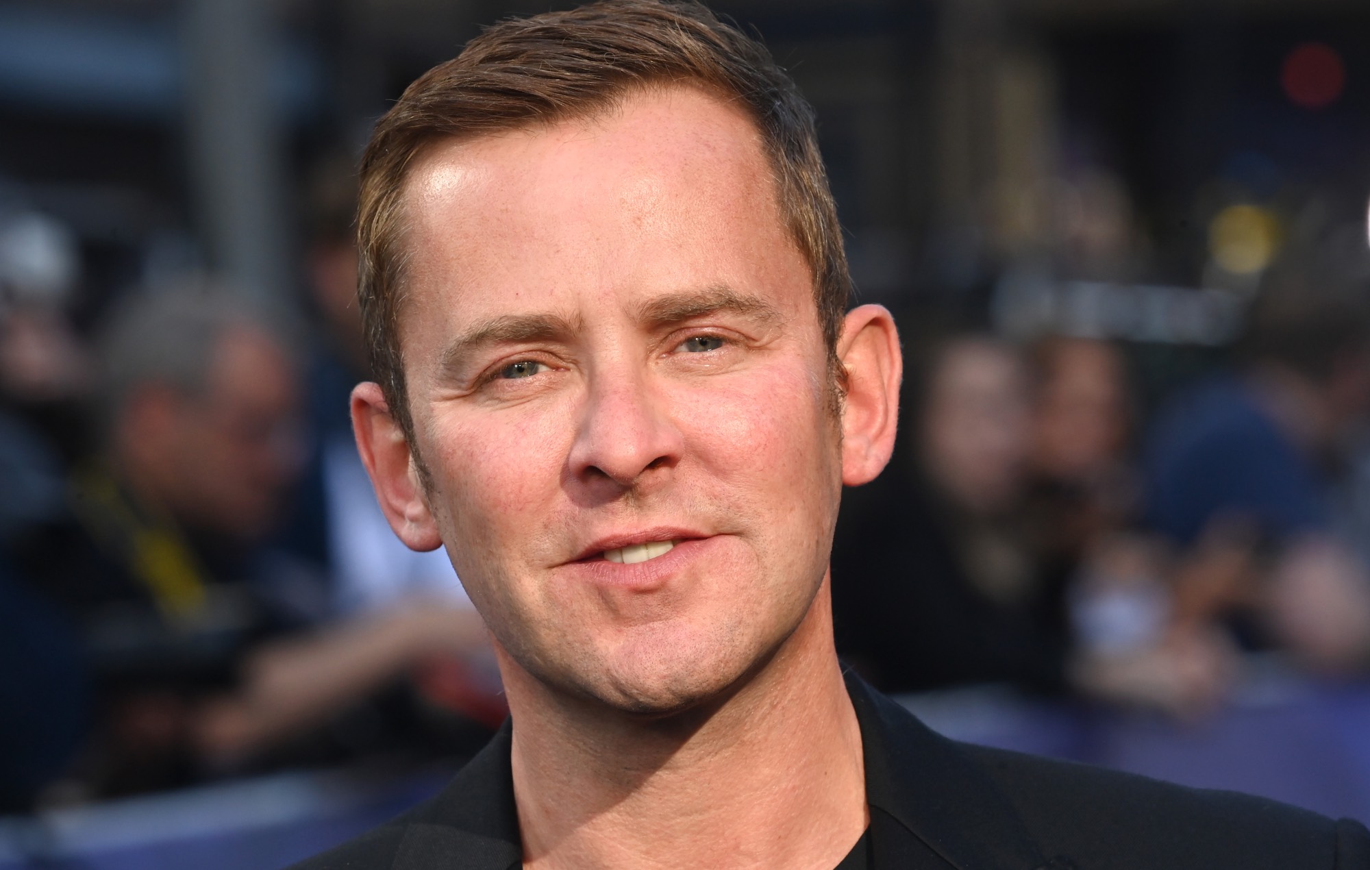 La BBC s'excuse après avoir admis que des inquiétudes concernant des "communications inappropriées" impliquant Scott Mills avaient été soulevées l'année dernière