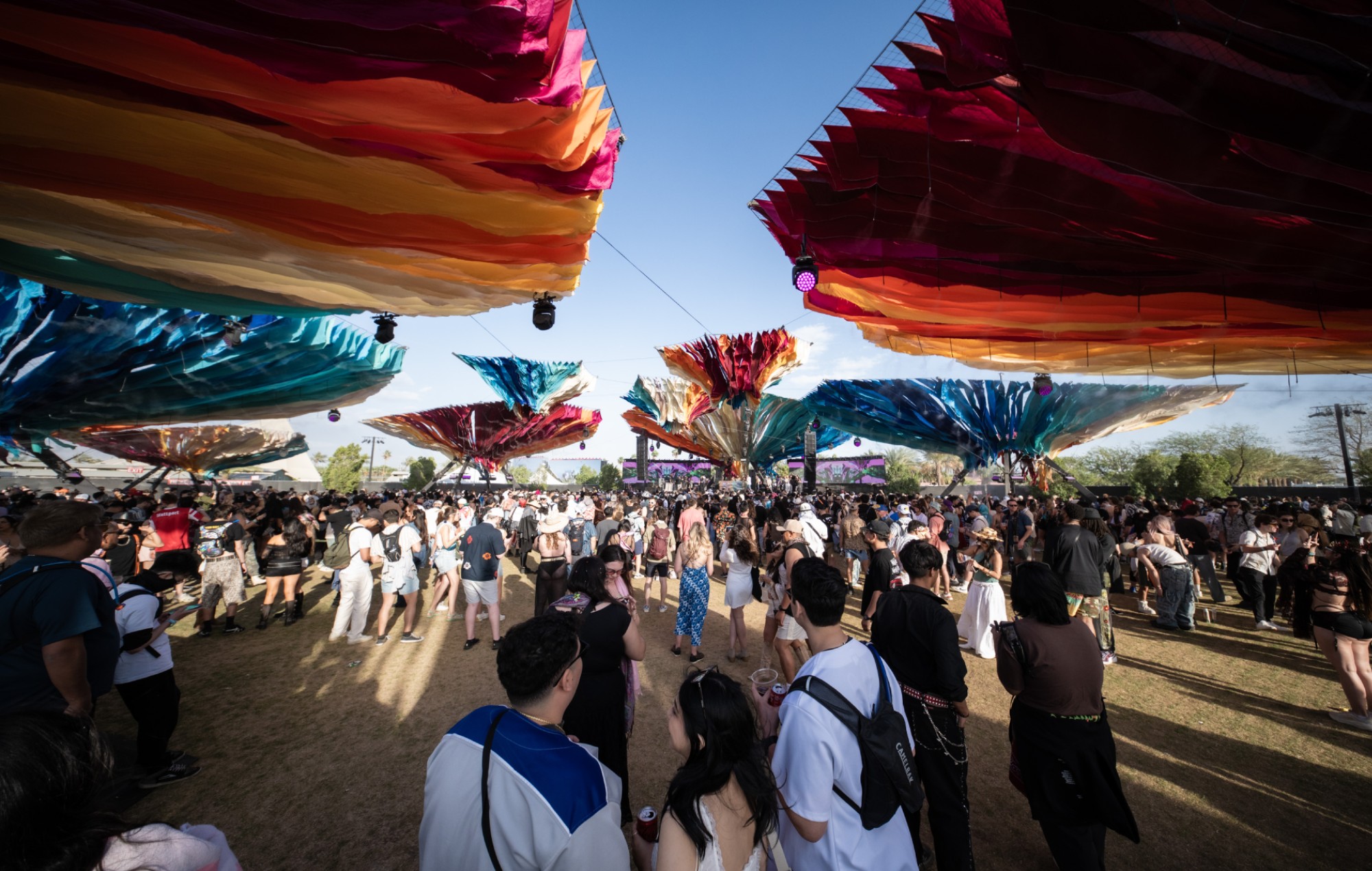 La scène Do LaB de Coachella aurait été fermée après la chute d'un orateur et un festivalier blessé