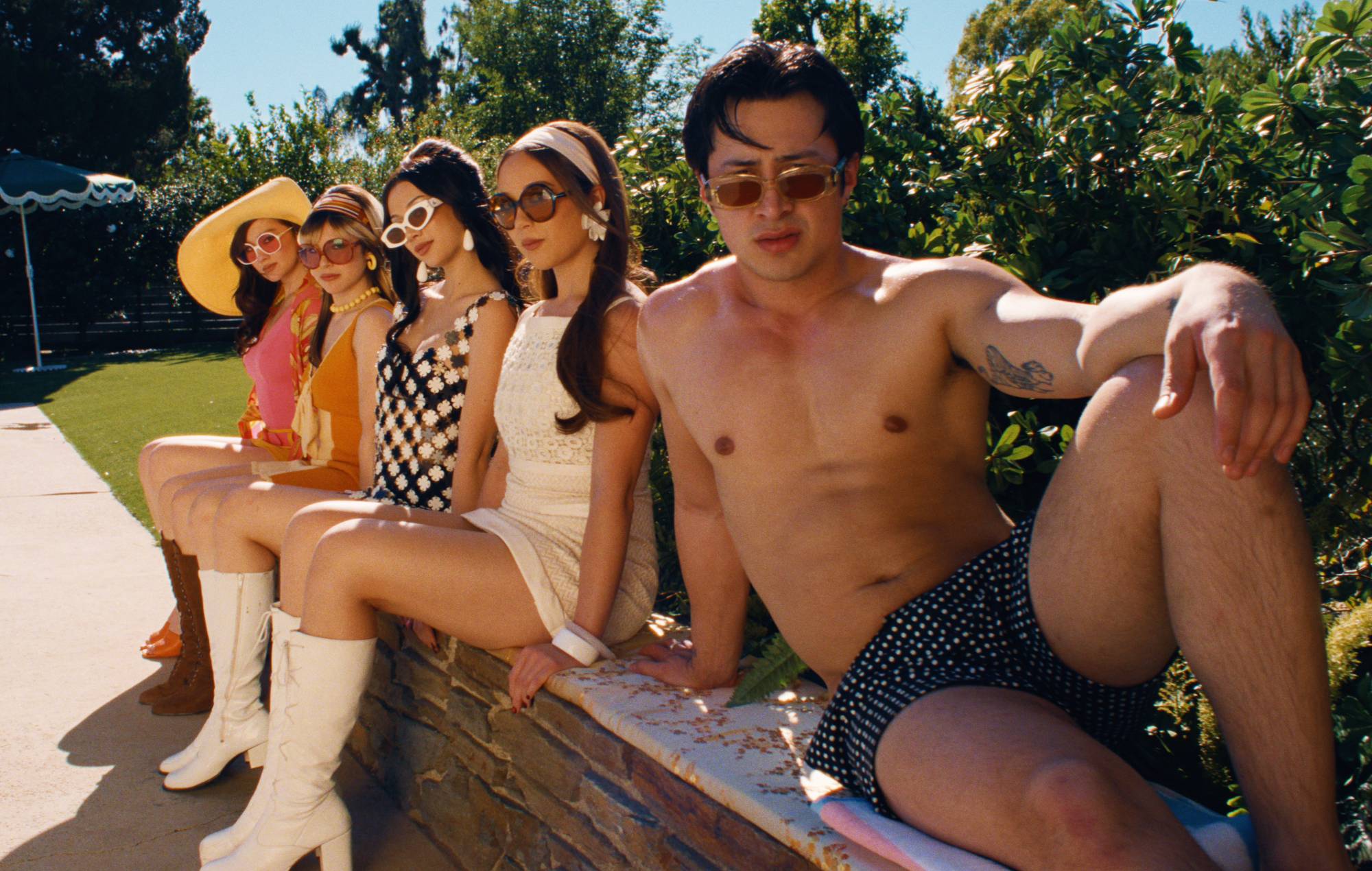 Laufey partage la vidéo "Madwoman" avec Hudson Williams, Alysa Liu, Lola Tung et Megan Skiendiel
