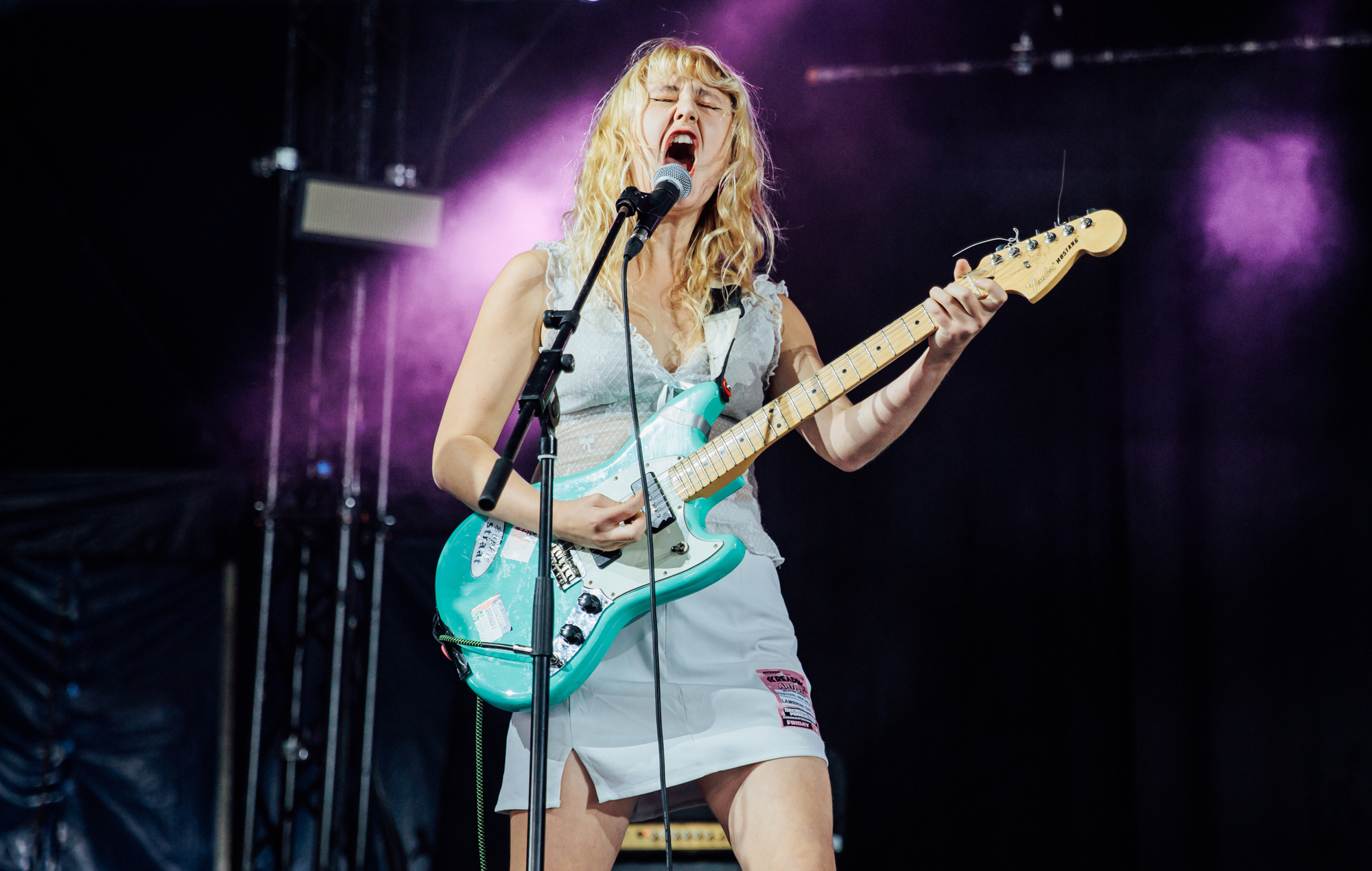 Les Lambrini Girls reportent leur tournée nord-américaine et se retirent de Coachella après que Phoebe Lunny ait révélé une fracture du cou et une "lésion cérébrale aiguë"