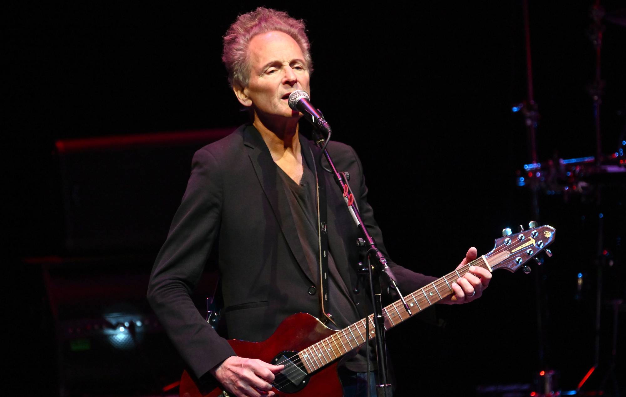 Lindsey Buckingham de Fleetwood Mac attaquée par une femme à Santa Monica, selon la police