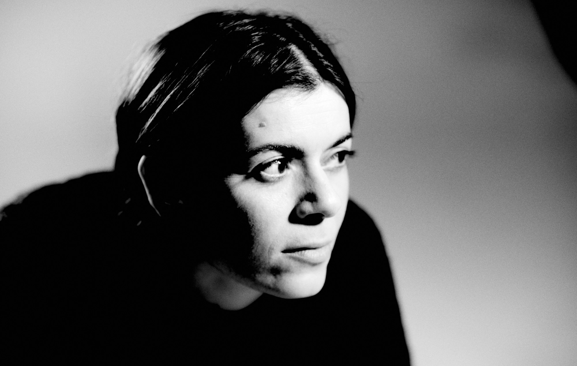 Liz Lawrence pleure sa défunte sœur sur le nouvel album "Vespers", partage son premier single émouvant "Black Ulysses" avec trois autres nouvelles chansons