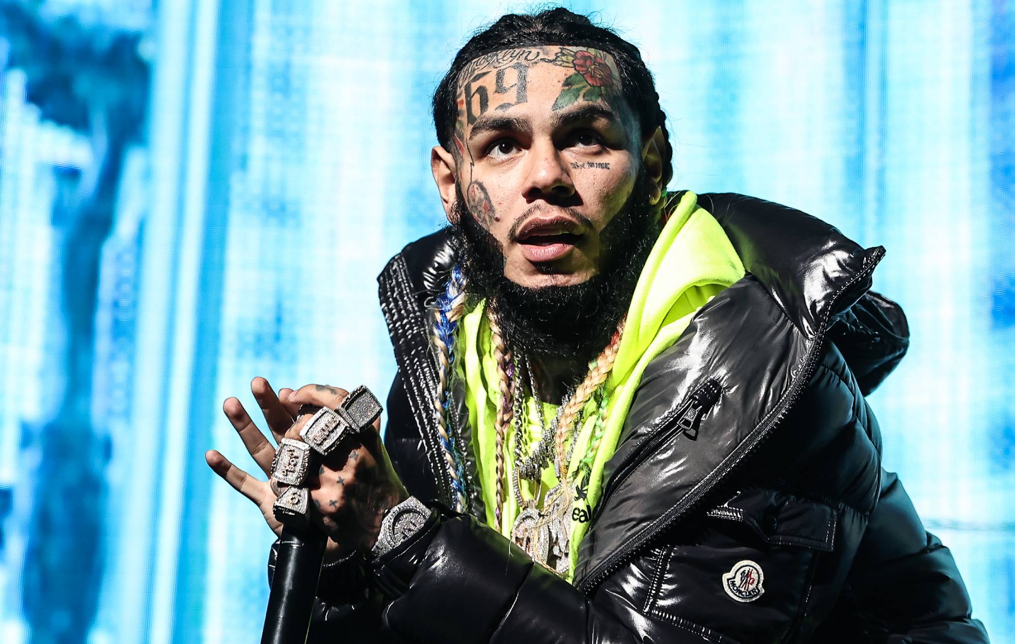 Tekashi 6ix9ine sort de prison avec la poupée "Bob l'éponge" qui aurait été signée par Nicolás Maduro